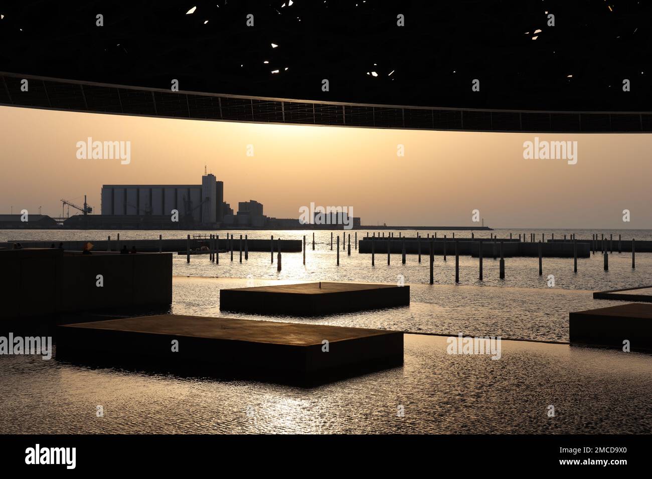 Ein schöner Louvre Abu Dhabi, ein Kunstmuseum auf Saadiyat Island, Vereinigte Arabische Emirate am Abend Stockfoto