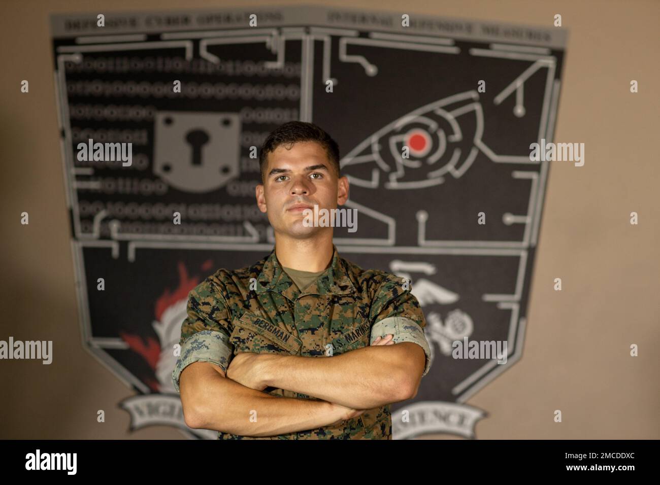 USA Ian Bergman, ein Betreiber von Cyberspace-Kriegsführung, zusammen mit dem DCO-IDM-Team (Defensive Cyber Operations Internal Defensive Measures) der I Marine Expeditionary Force, posiert für ein Foto beim 9. Communication Battalion in Camp Pendleton, Kalifornien, 29. Juni 2022. I das DCO-IDM-Team des MEF gewann den Stellvertretenden Befehlshaber für Information (DC I), Marine Corps „Capture the Flag“ Cyber Games 2022. Stockfoto