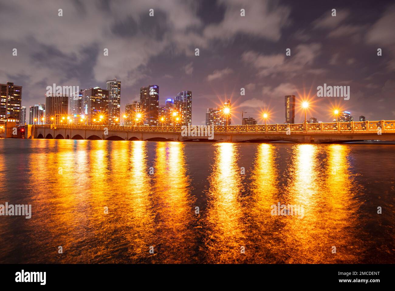 Panoramafoto von Miami bei Nacht. Miami Downtown hinter dem MacArthur Causeway, aufgenommen vom Venetian Causeway. Stockfoto