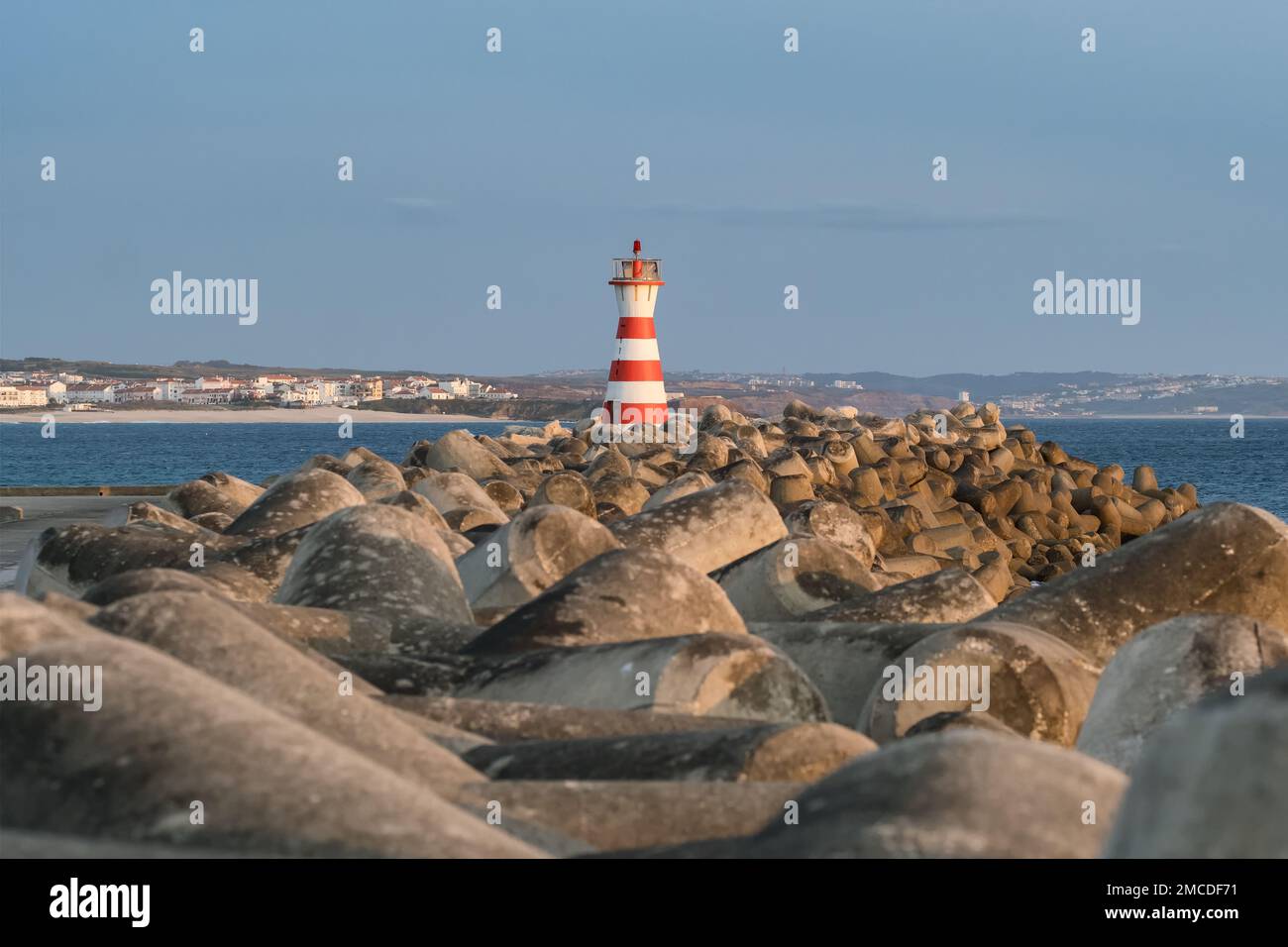 Weißer und roter Leuchtturm in Peniche, Portugal. Stockfoto
