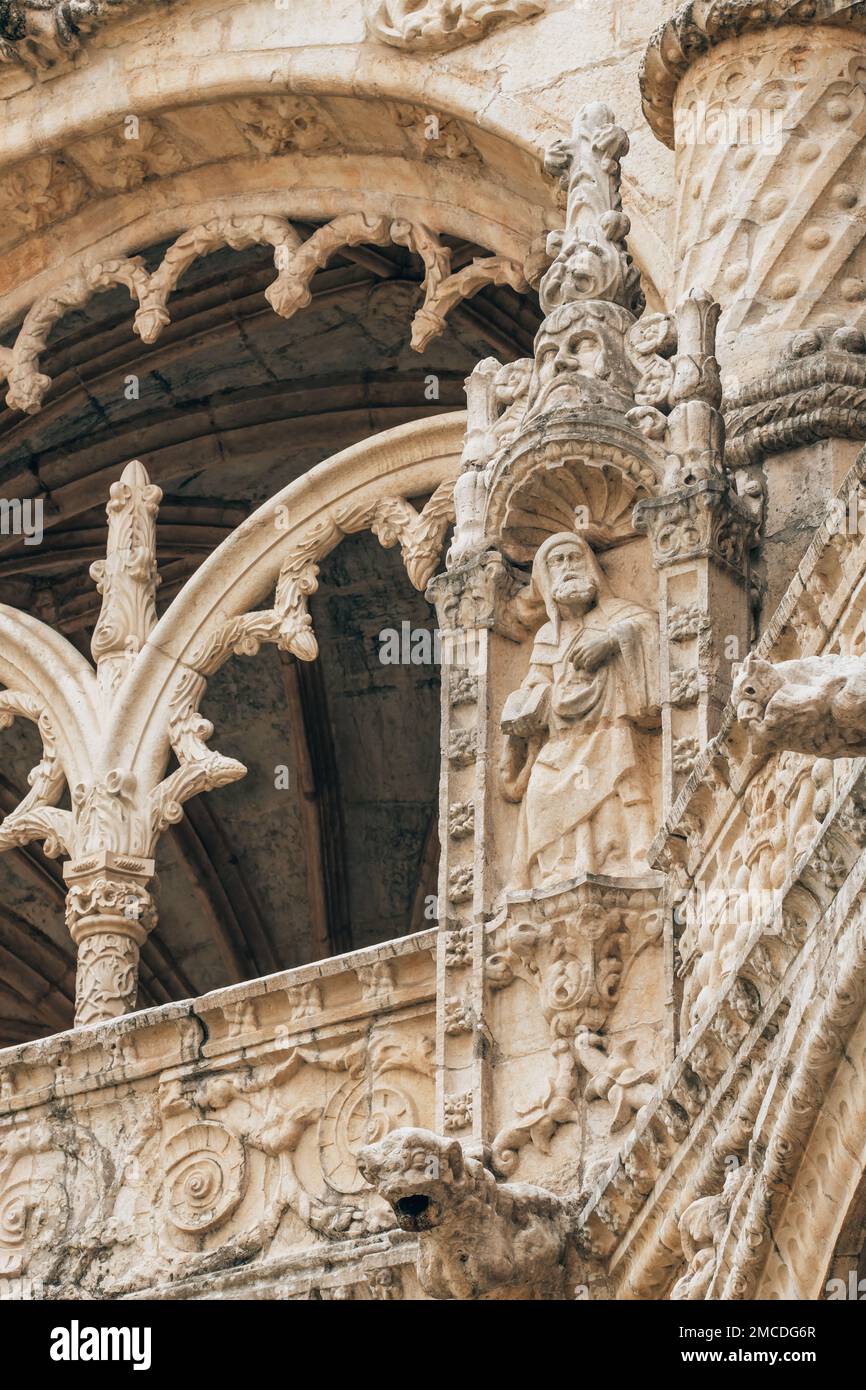 Statuen im gotischen Stil des Hieronymiten-Klosters im Stadtteil Belem, Lissabon, Portugal Stockfoto
