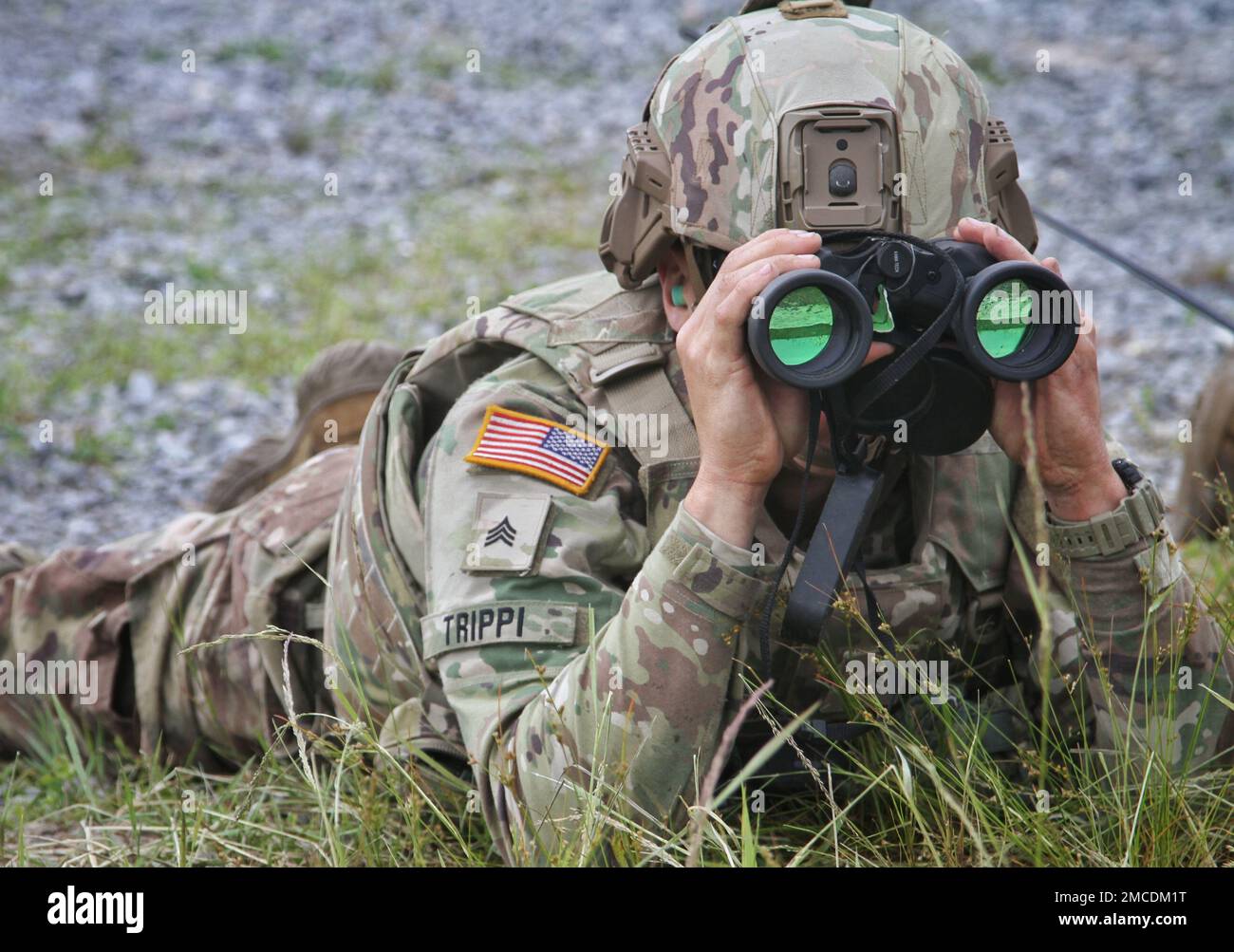 USA Army Sgt. Luke Trippi, ein Stürmer der Alpha-Kompanie, 1. Bataillon, 69. Infanterie-Regiment, New York Army National Guard, befragt das Schlachtfeld während einer Feuerübung, während er vor der Mobilisierung in Fort Drum am 29. Juni trainiert. Das Bataillon verfeinert seine Kampffähigkeiten für einen bevorstehenden Einsatz in der gemeinsamen Task Force Horn von Afrika, die für einen späteren Sommer geplant ist. Stockfoto