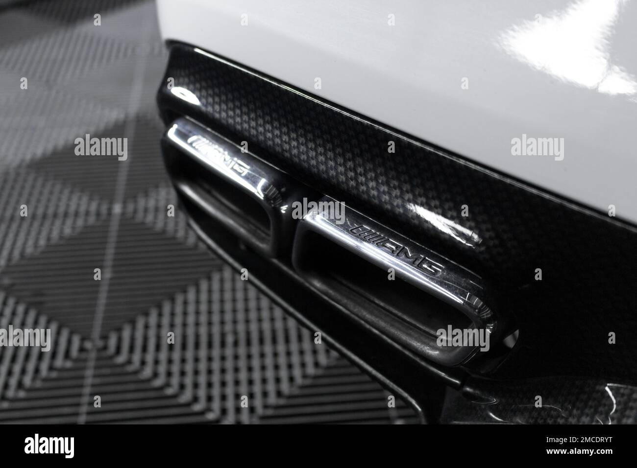 Die verchromten Auspuffspitzen bei Einem Mercedes Benz C63 AMG Edition 1 W205 Coupé mit 2016 ccm in Weiß mit Carbon Fibre AMG Heckdiffusor Stockfoto