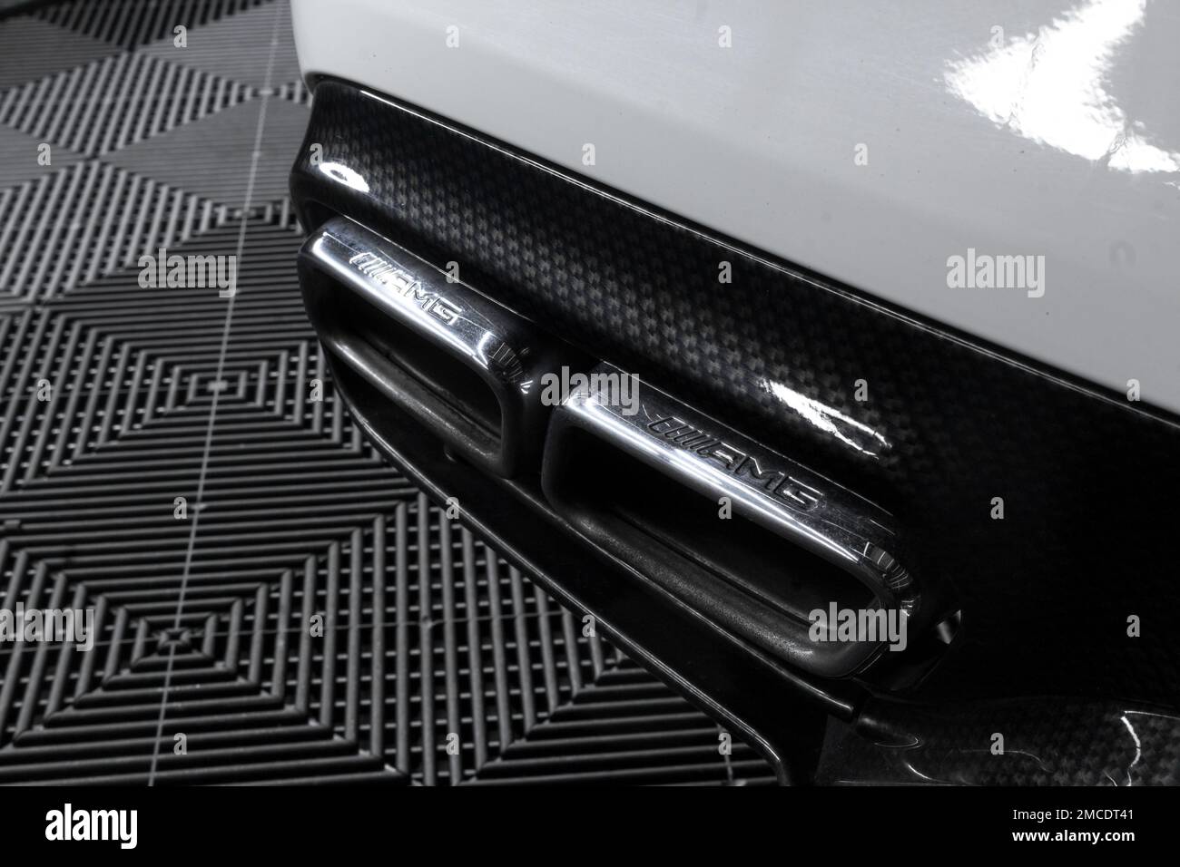 Die verchromten Auspuffspitzen bei Einem Mercedes Benz C63 AMG Edition 1 W205 Coupé mit 2016 ccm in Weiß mit Carbon Fibre AMG Heckdiffusor Stockfoto
