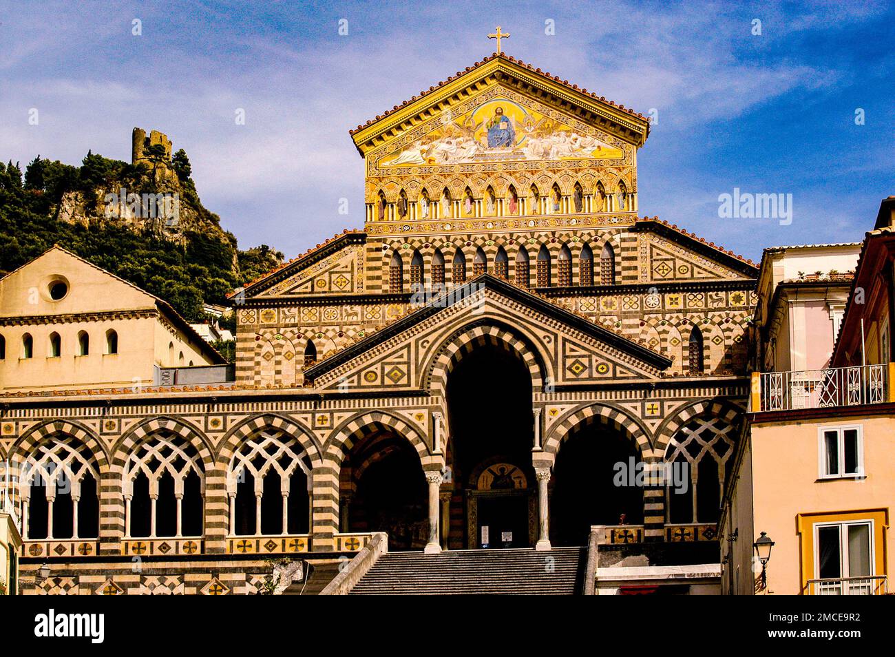 Kathedrale von Amalfi, Italien, über dem Hafen von Amalfi. Stockfoto
