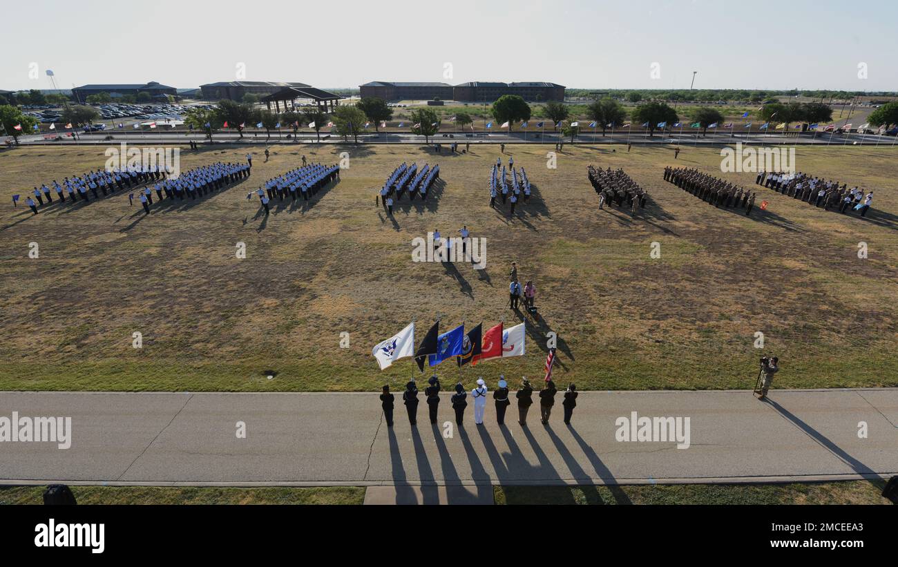 Mitglieder der 17. Training Group salutieren der amerikanischen Flagge, während die Nationalhymne während des 17. TRG-Befehlswechsels am Goodfellow Air Force Base, Texas, am 30. Juni 2022 spielt. Die TRG 17. trainiert Mitglieder aus allen Zweigen des Militärs in fünf Staffeln in den Bereichen Brandschutz, wissenschaftliche Anwendungen sowie Nachrichtendienste, Überwachung und Aufklärung. Stockfoto