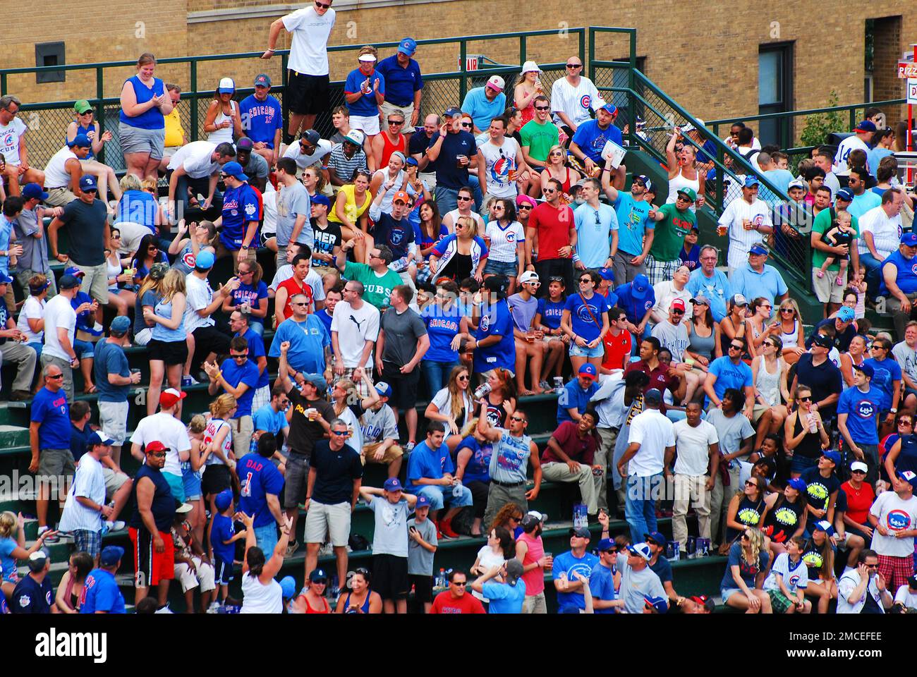 Die Wrigley Field Tribünen sind voller Chicago Cub-Fans für ein Baseballspiel Stockfoto
