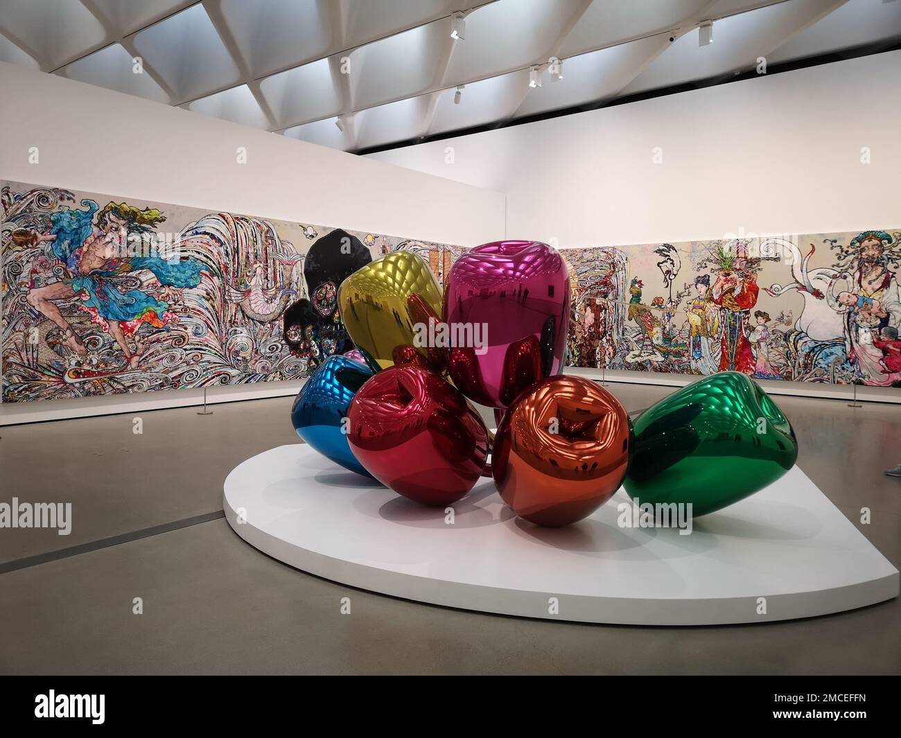 Eine Balloninstallation im Broad Museum in Los Angeles mit Gemälden im Hintergrund Stockfoto