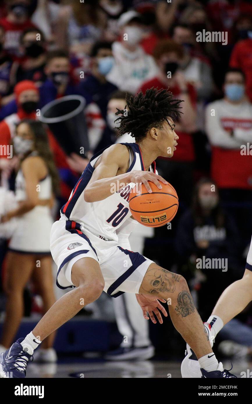 Gonzaga guard Hunter Sallis controls the ball during the second half of an NCAA college basketball game against BYU, Thursday, Jan. 13, 2022, in Spokane, Wash. (AP Photo/Young Kwak) Stockfoto