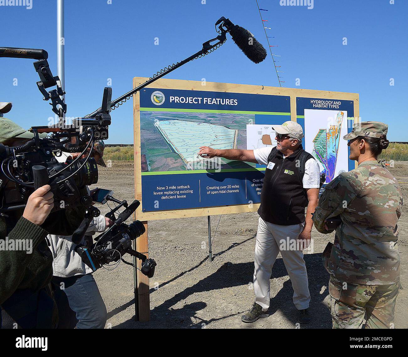 Adam Davis, Mitbegründer von Ecosystem Investment Partners, spricht mit dem U.S. Army Corps of Engineers Sacramento District Deputy Commander LT. Col. Dianna Lively über die Merkmale des Lookout Slough Tidal Habitat Restoration and Flood Improvement Project. Stockfoto