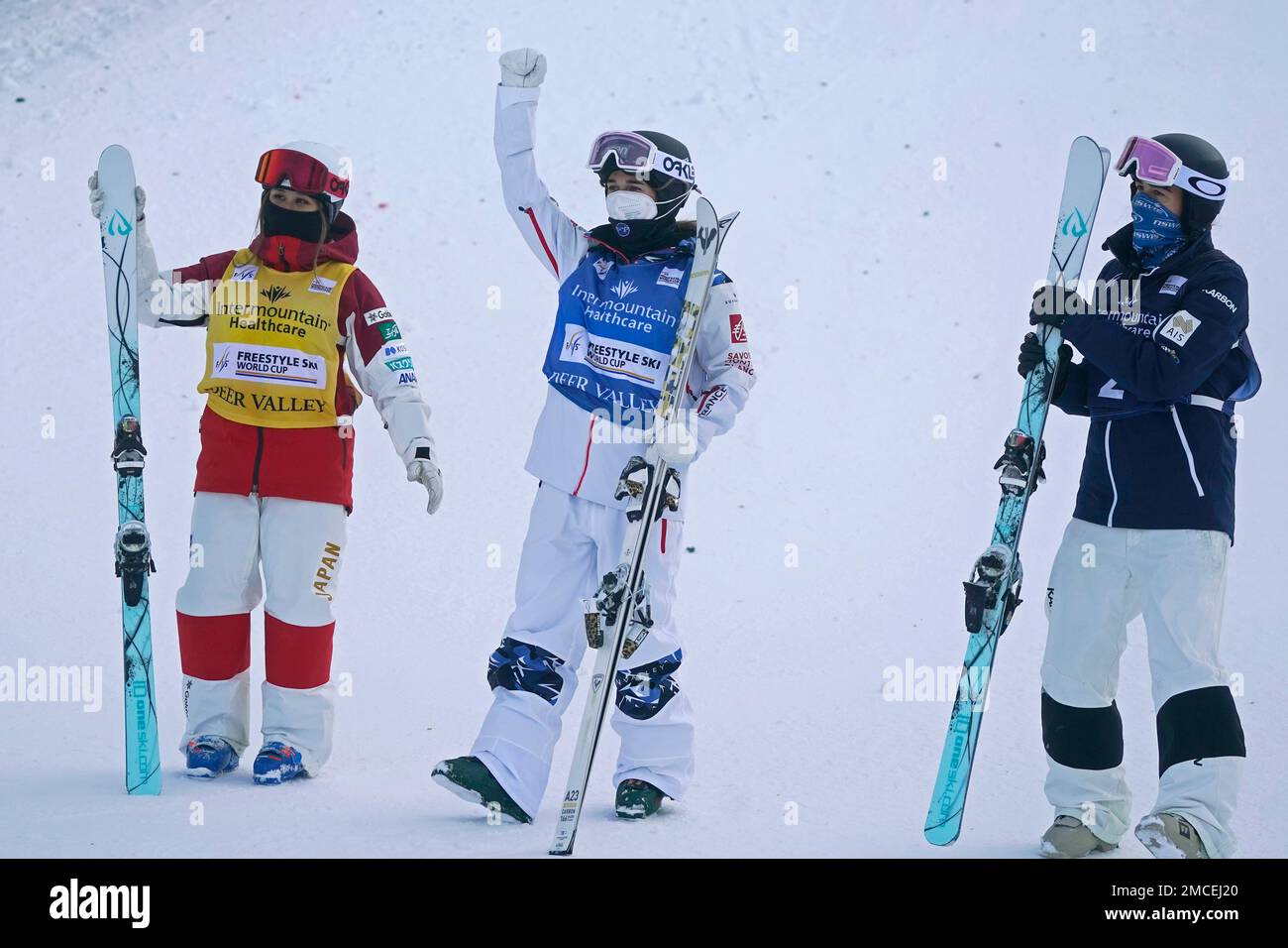 France's Perrine Laffont, center, reacts after she finished first in a World Cup freestyle moguls competition at Deer Valley Resort in Park City, Utah, Thursday, Jan. 13, 2022. Japan's Anri Kawamura, left, finished second, and Australia's Jakara Anthony, right, finished third. (AP Photo/Rick Bowmer) Stockfoto