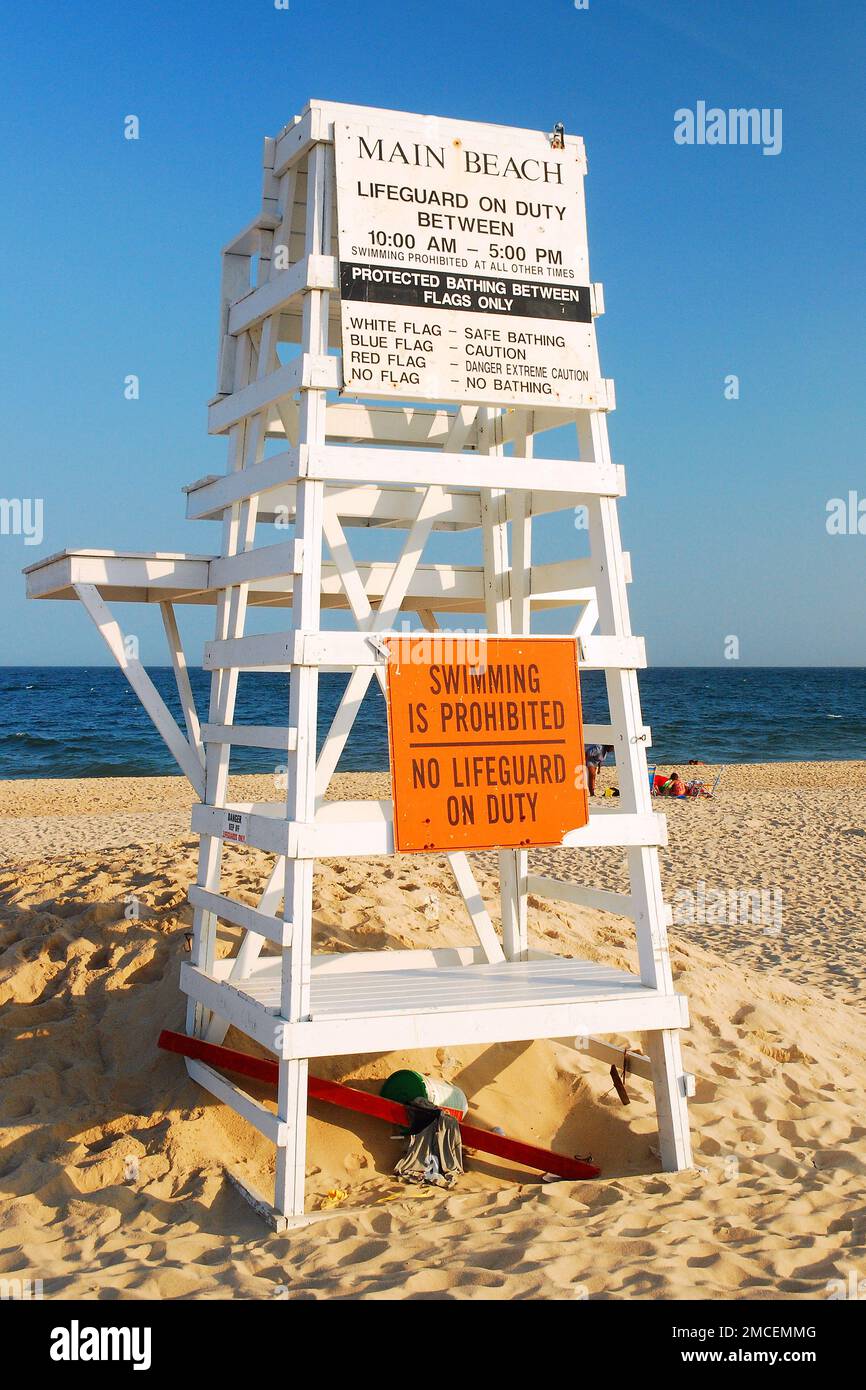 Schwimmen ist vorübergehend verboten, da es am Main Beach in East Hampton Long Island keine Rettungsschwimmer gibt Stockfoto