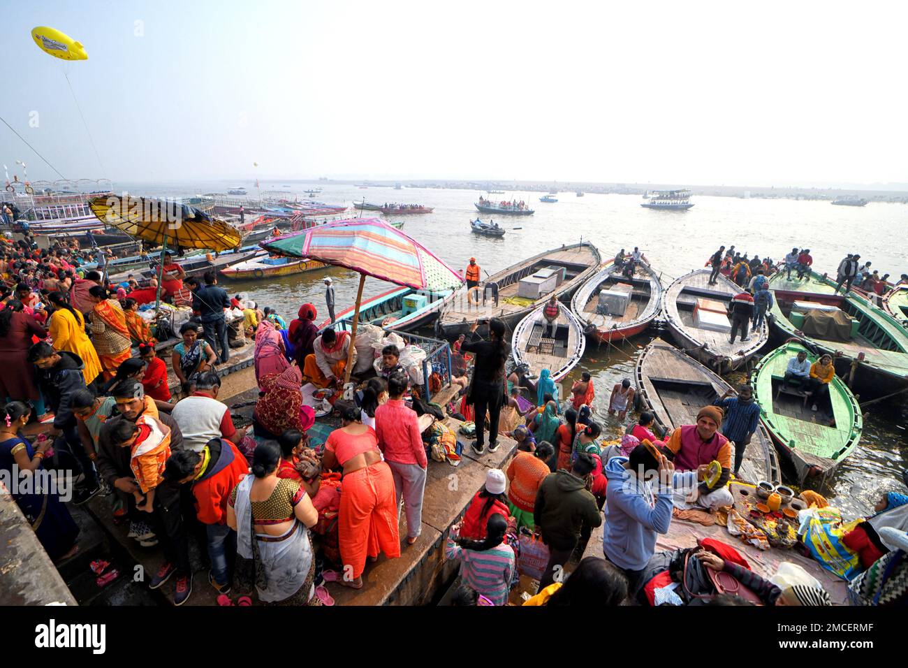 Varanasi, Indien. 21. Januar 2023. Hindu-Anhänger versammeln sich, um ein heiliges Bad am Ganges River zu nehmen, an dem schönen Badetag von „Mauni Amavasya“ während des jährlichen religiösen „Magh Mela“ Festivals. Kredit: SOPA Images Limited/Alamy Live News Stockfoto