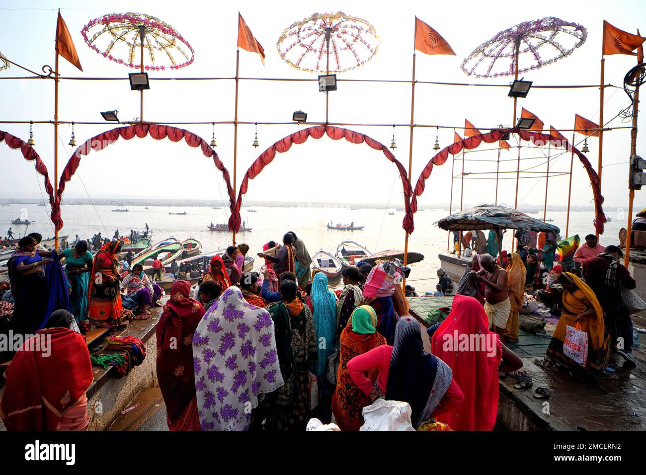 Varanasi, Indien. 21. Januar 2023. Hindu-Anhänger versammeln sich, um ein heiliges Bad am Ganges River zu nehmen, an dem schönen Badetag von „Mauni Amavasya“ während des jährlichen religiösen „Magh Mela“ Festivals. Kredit: SOPA Images Limited/Alamy Live News Stockfoto