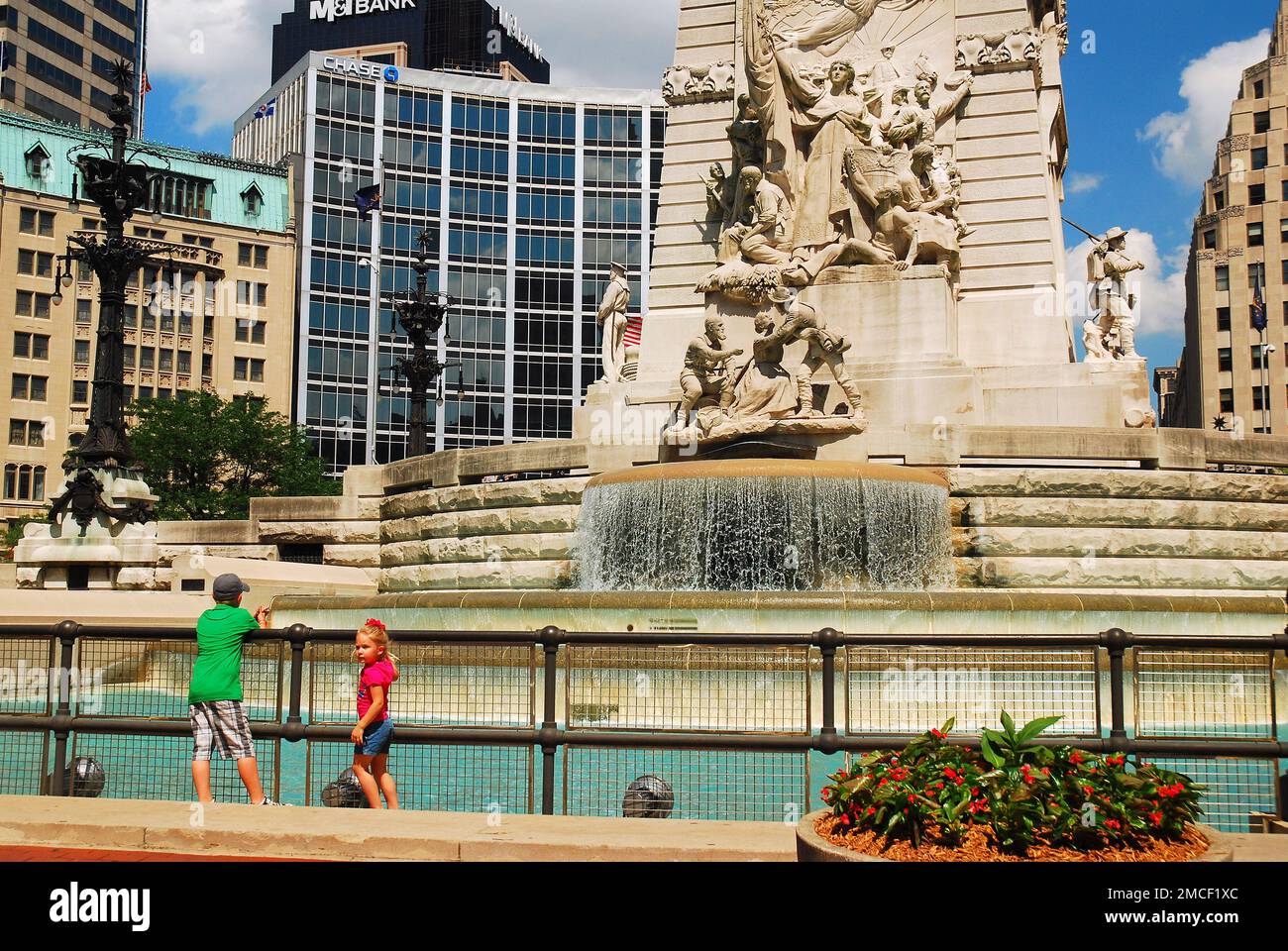 Zwei kleine Kinder genießen die Stätten des Soldiers and Sailors Monument in Indianapolis, Indiana Stockfoto