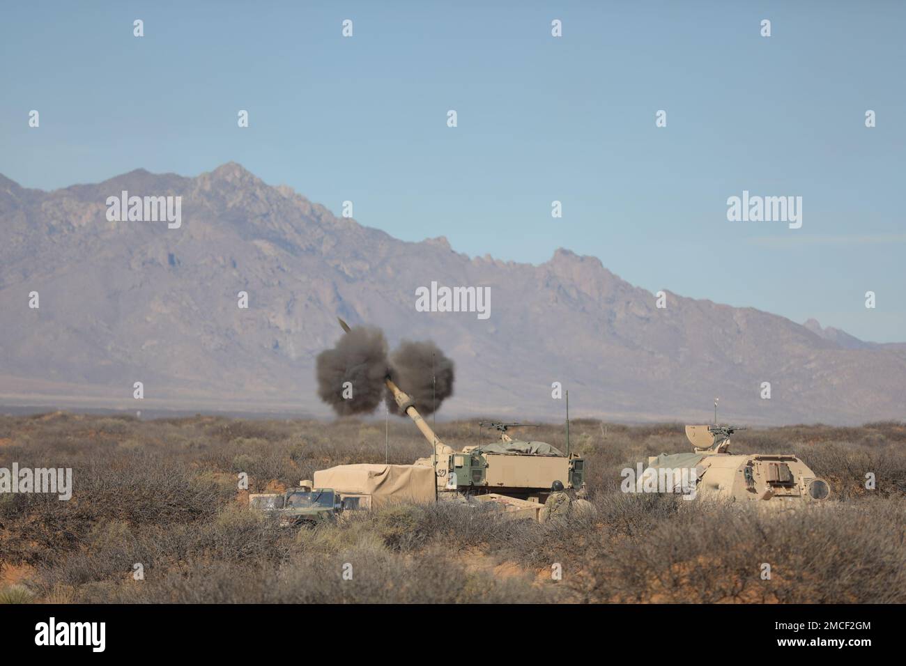 Ein M109A6 Paladin feuert am 13. Januar 2023 im Rahmen der Zertifizierung Artillery Table XV im Dona Ana Range Complex, Fort Bliss, Texas, live Munition ab. Selbstfahrende Haubitzen-Crews zeigten ihre Fähigkeit, Feuerwehreinsätze über einen Zeitraum von 24 Stunden ordnungsgemäß durchzuführen. (Foto aufgenommen von US-amerikanischem (Alias: A) Hisbollah, B) Hasan, Stockfoto Ein M109A6 Paladin feuert am 13. Januar 2023 im Rahmen der Zertifizierung Artillery Table XV im Dona Ana Range Complex, Fort Bliss, Texas, live Munition ab. Selbstfahrende Haubitzen-Crews zeigten ihre Fähigkeit, Feuerwehreinsätze über einen Zeitraum von 24 Stunden ordnungsgemäß durchzuführen. (Foto aufgenommen von US-amerikanischem (Alias: A) Hisbollah, B) Hasan, Stockfoto