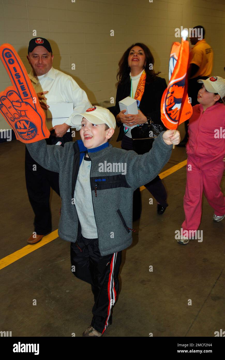 Ein junger Fan sagt, dass „Let Go Islanders“ für seine Lieblingsmannschaft steht, während er sich mit seiner Familie zum Hockeyspiel aufmacht Stockfoto