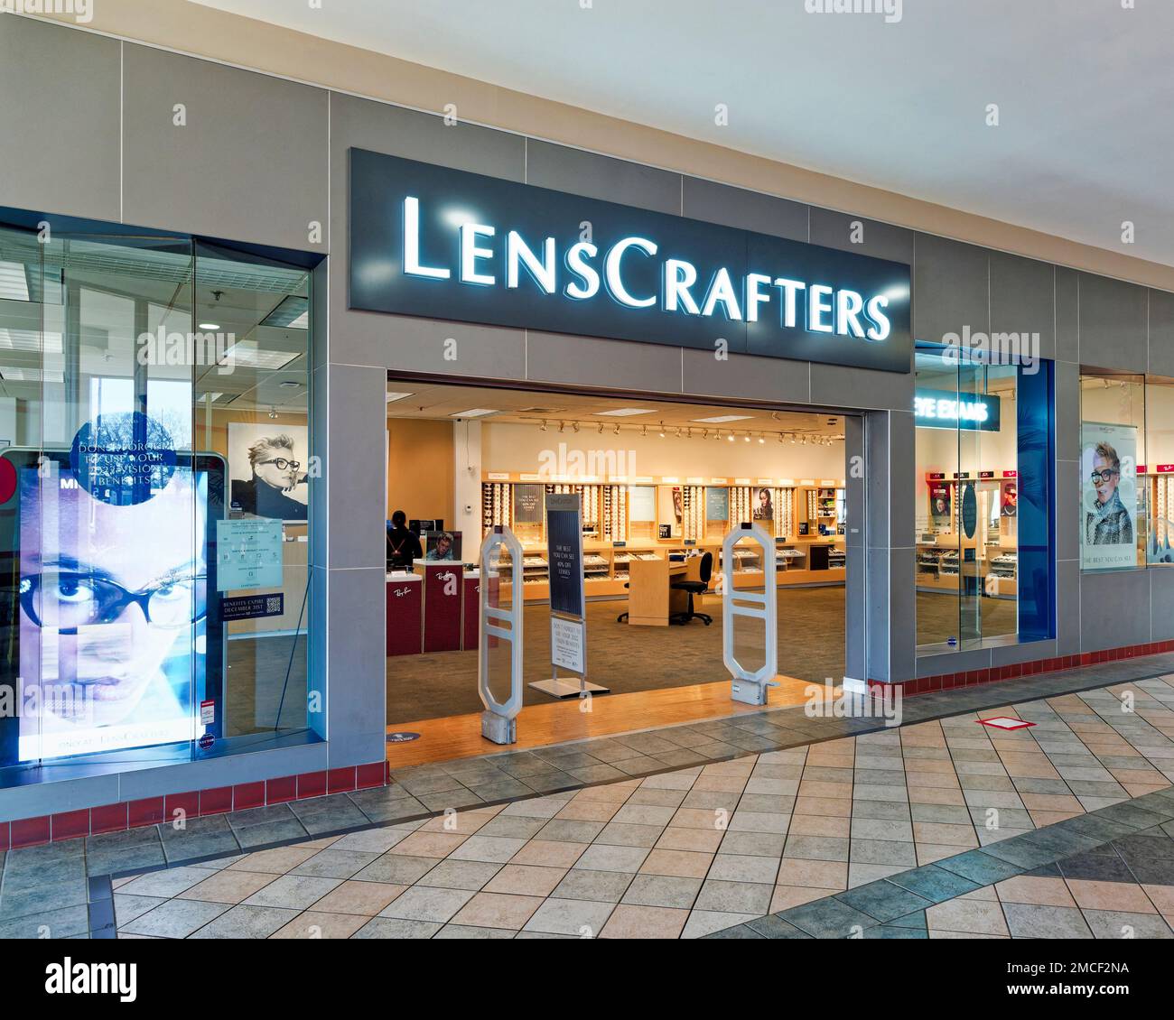Lens Crafters, eine Optometrie und eine Augenbrille laden den Vordereingang in einem Einkaufszentrum in Montgomery Alabama, USA, ein. Stockfoto