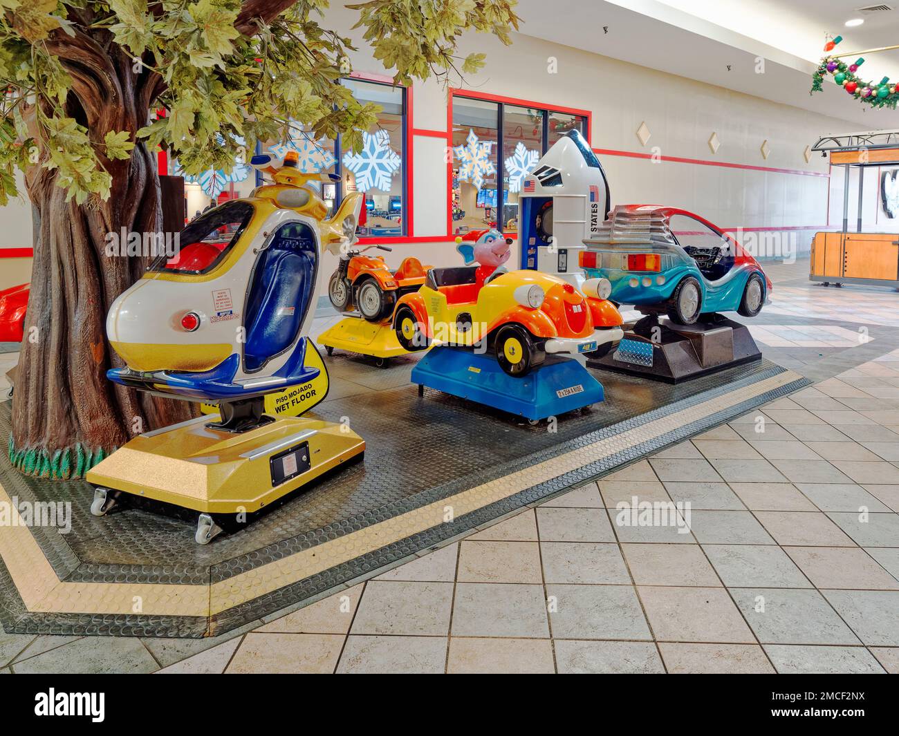 Kinder- oder kindermünzbetriebene Vergnügungsfahrten auf einem Kinderspielplatz in einem Einkaufszentrum in Montgomery Alabama, USA. Stockfoto