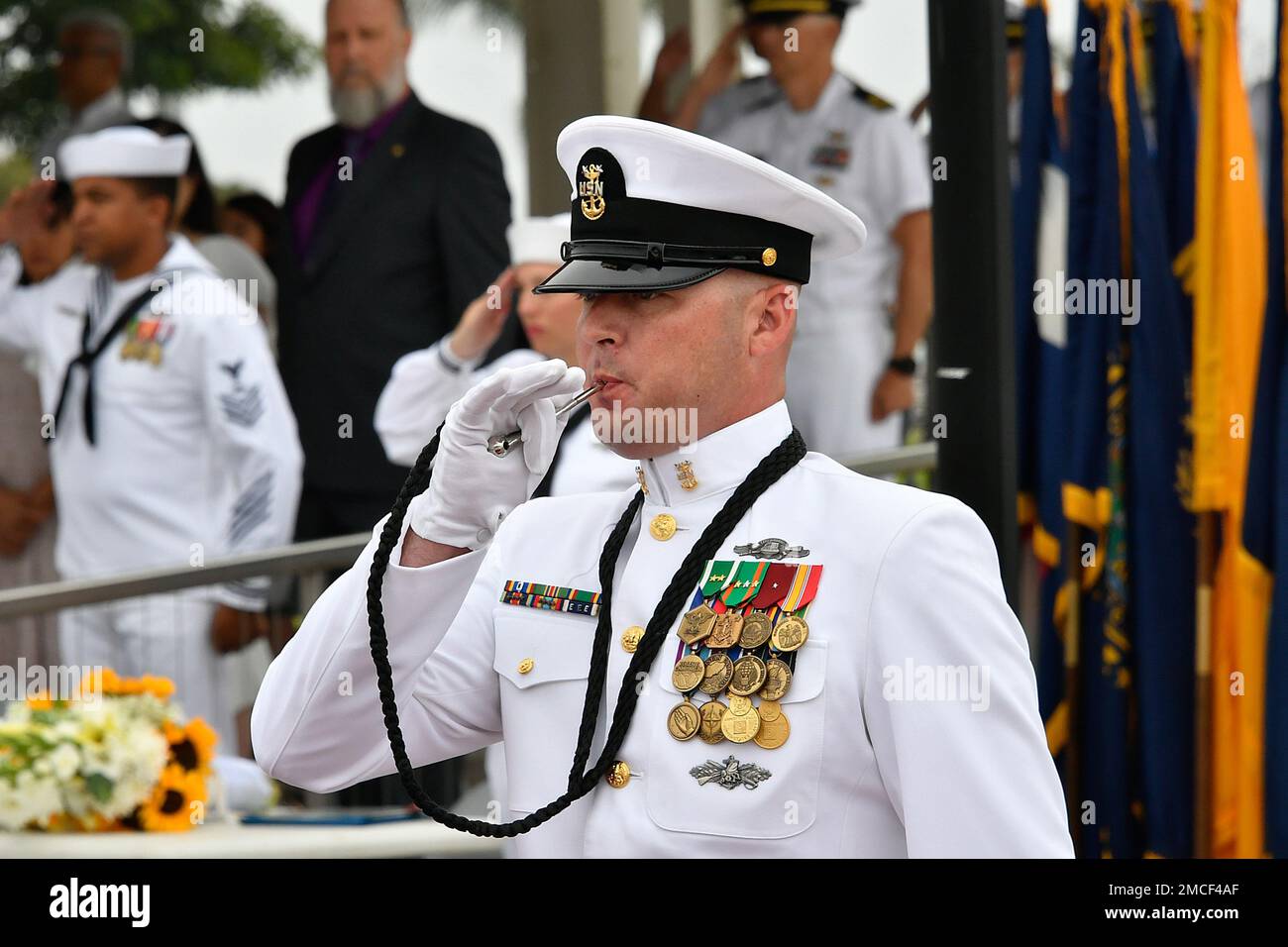 220630-N-AS200-3500 PORT HUENEME, KALIFORNIEN (30. Juni 2022) - Ein Master Chief, der der Naval Construction Group One (NCG-1) zugeteilt ist, führt während der Ankunft der offiziellen Partei bei einer Zeremonie zum Kommandowechsel an Bord der Naval Base Ventura County (NBVC) am 30. Juni eine „seitliche Rohrleitung“ durch. NBVC ist die Heimat der Pacific Seabees, West Coast E-2C Hawkeyes, 3 Kriegsführungszentren und 80 Mieter. Stockfoto