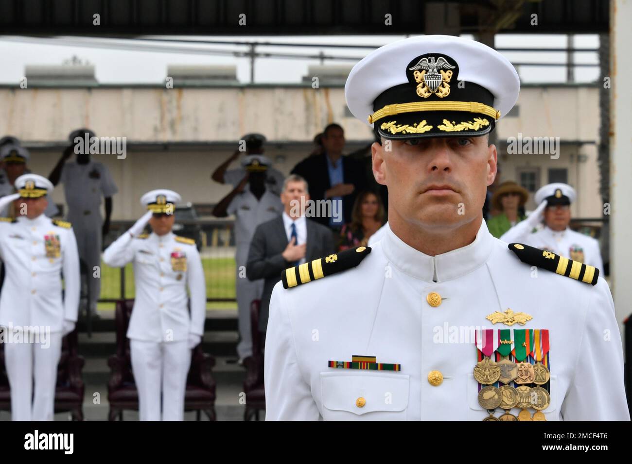 220630-N-AS200-3513 PORT HUENEME, KALIFORNIEN (30. Juni 2022) - ein Marineoffizier steht während der „Parade of Colors“ für eine Zeremonie zur Änderung des Kommandos für Naval Construction Group One an Bord des Marinestützpunkts Ventura County (NBVC) zur Verfügung. NBVC ist die Heimat der Pacific Seabees, West Coast E-2C Hawkeyes, 3 Kriegsführungszentren und 80 Mieter. Stockfoto