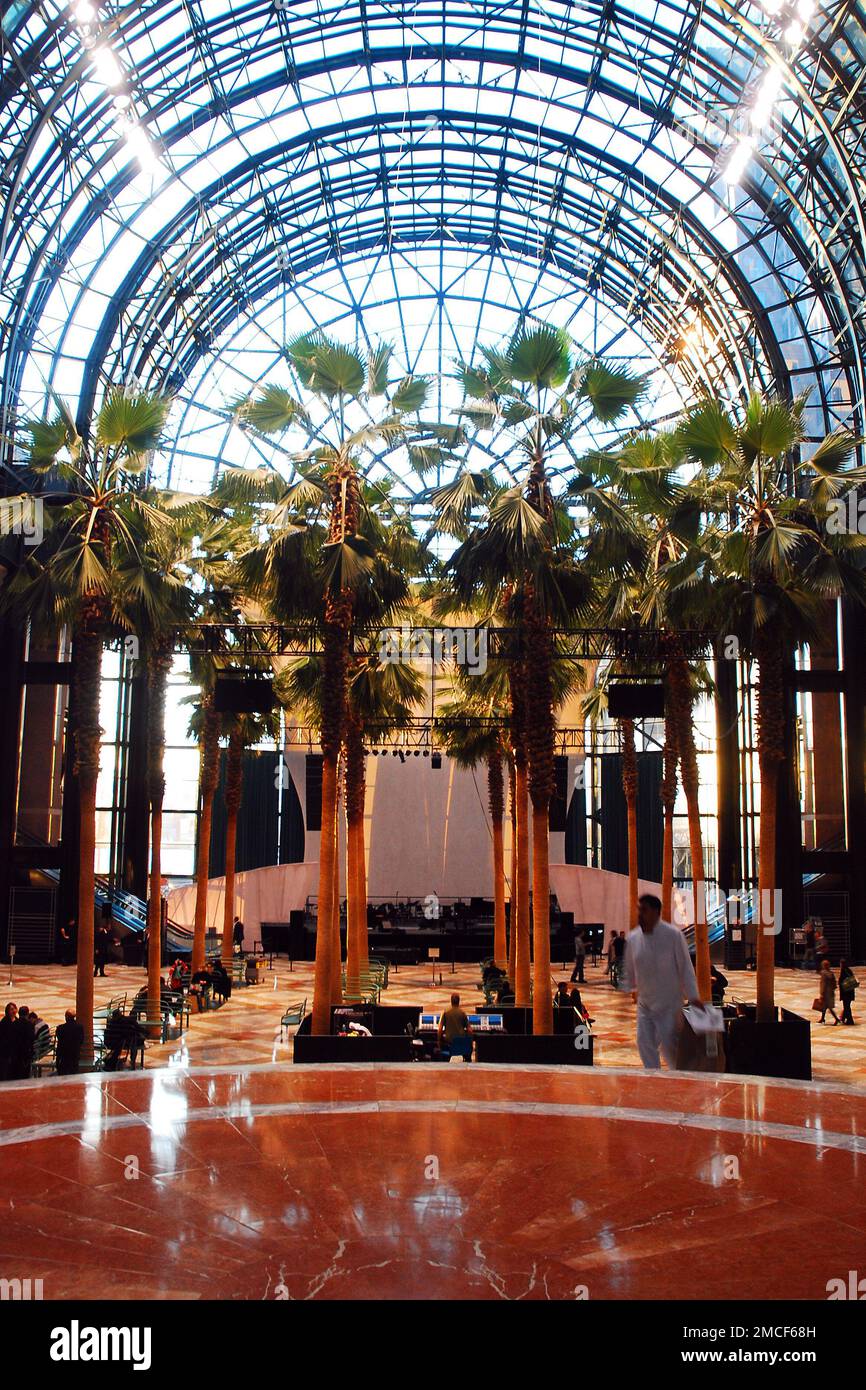 Das Wintergarden Atrium des World Financial Center in New York City ist mit tropischen Palmen dekoriert Stockfoto