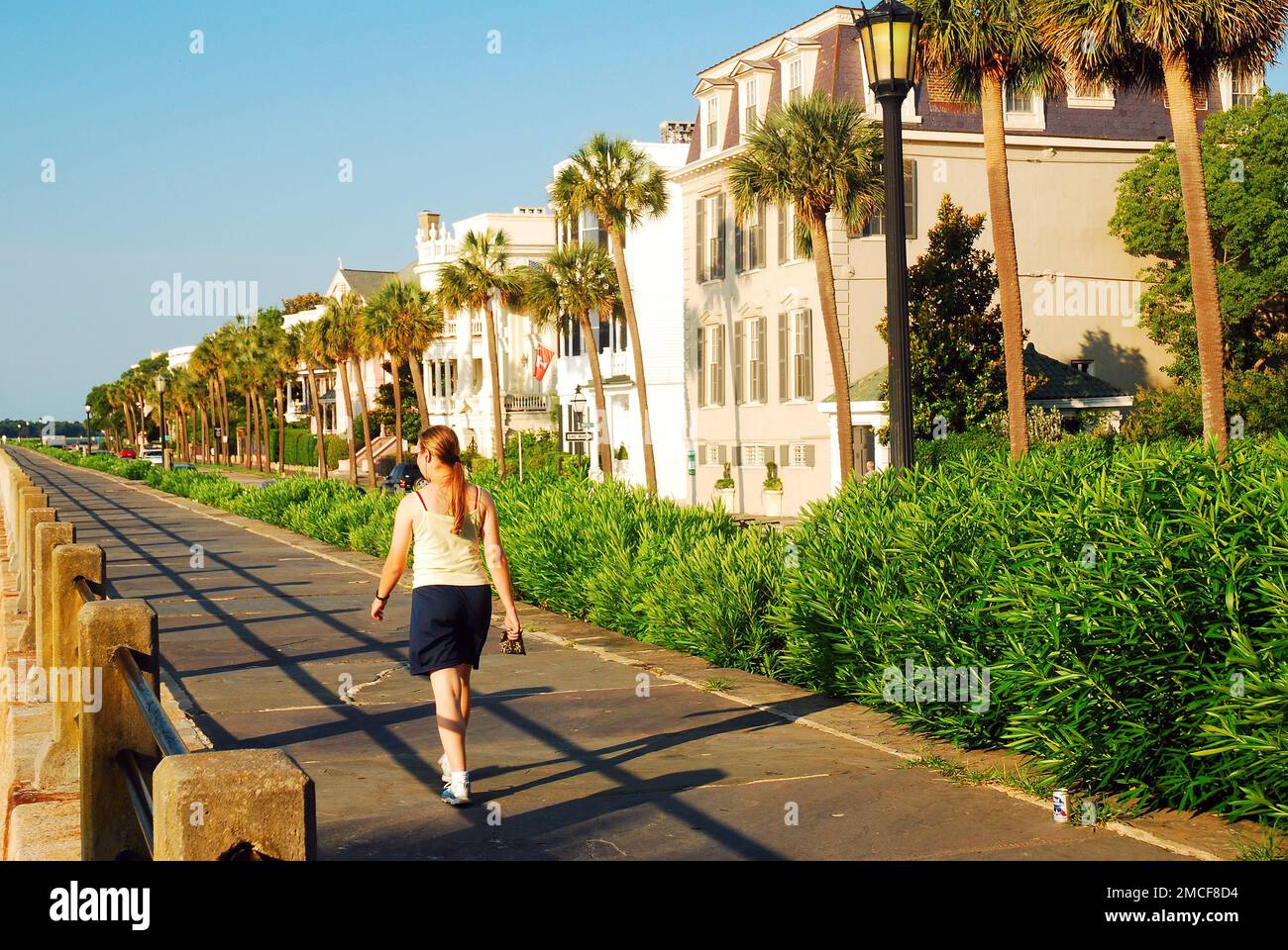 Eine junge Frau macht einen Spaziergang entlang der Prominade in Charleston, South Carolina Stockfoto