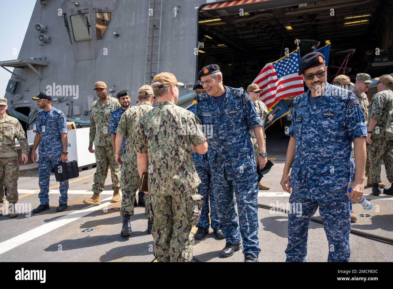220630-A-YK067-1087 MANAMA, Bahrain (30. Juni 2022) Stellvertretender Befehlshaber der USA, Sean Bailey Hauptkommando der Marinestreitkräfte, begrüßt den Kommodore der Royal Bahrain Naval Force Adnan Hussain Safar und Commodore Ahmed Isa Al-Junaid vor einer Schiffstour an Bord des Küstenschiffes USS Sioux City (LCS 11) am Pierside bei Naval Support Activity Bahrain, Juni 30. Sioux City wird im US-5.-Flottengebiet eingesetzt, um die Sicherheit und Stabilität des Seeverkehrs im Nahen Osten zu gewährleisten. Stockfoto