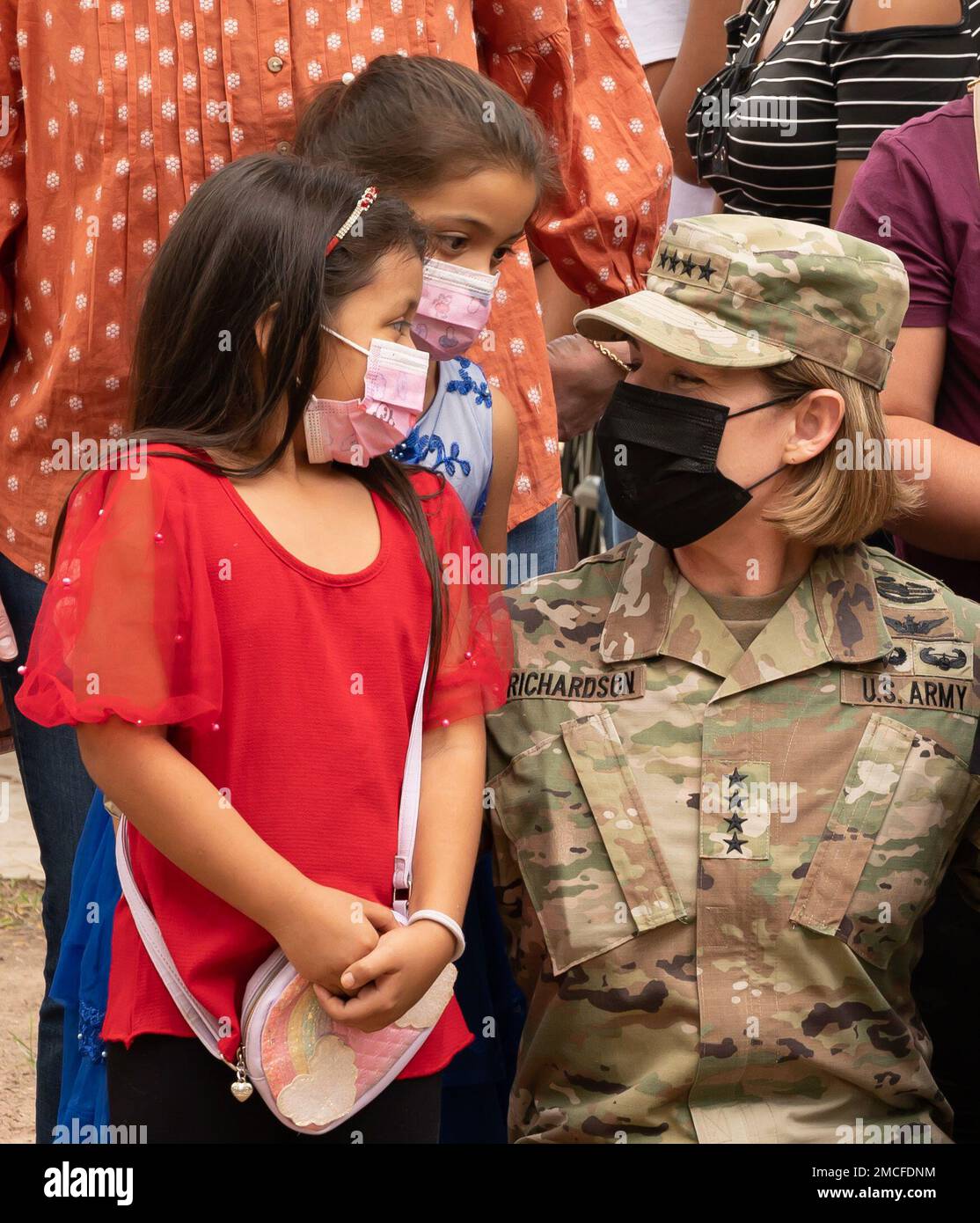 USA Generalleutnant Laura Richardson, USA Befehlshaber des südlichen Kommandos, begrüßt Patienten bei einer medizinischen Übungsübung am 30. Juni 2022 in Comayagua, Honduras. Richardson leitete die Joint Task Force-Bravo-Kommandowechsel auf dem Luftwaffenstützpunkt Soto Cano, Honduras, und hatte die Gelegenheit, während ihres Besuchs einen JTF-Bravo MEDRETE aus erster Hand zu sehen. Stockfoto