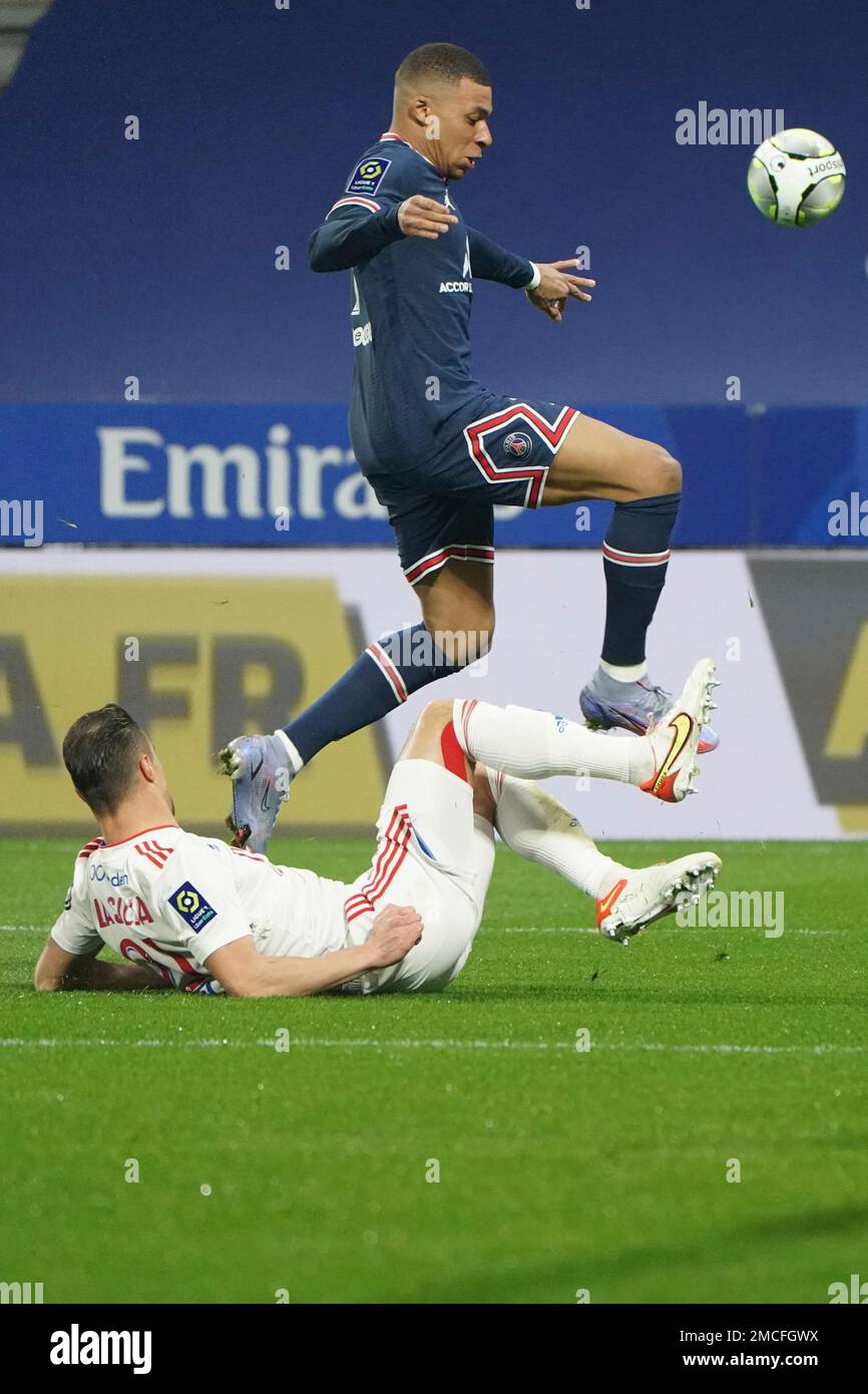 PSG's Kylian Mbappe, top, is challenged by Lyon's Damien Da Silva during the French League One soccer match between Lyon and Paris Saint-Germain in Lyon, France, Sunday, Jan. 9, 2022. (AP Photo/Laurent Cipriani) Stockfoto