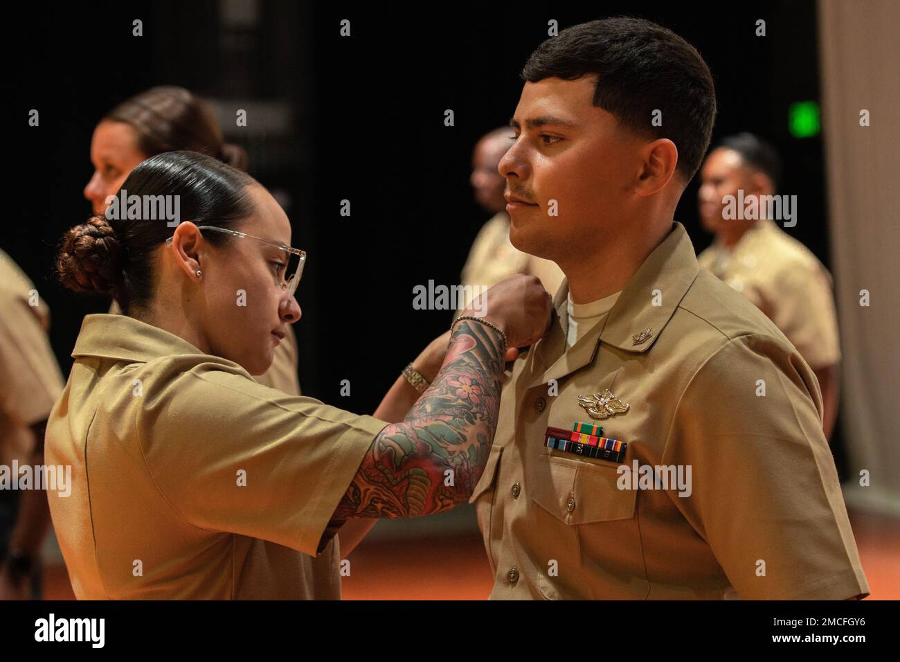 USA Navy Petty Officer Second Class Victoria Arvizu, ein Einsatzspezialist, der dem Guided-Raketenkreuzer USS Cowpens (CG 63), Kittel U.S., zugewiesen ist Navy Hospital Corpsman dritte Klasse Victor Loreto, ein Sanitäter mit Combat Logistics Battalion 11, Combat Logistics Regiment 17, 1. Marine Logistics Group, auf den Rang des Petty Officers zweite Klasse während einer frockigen Zeremonie in Camp Pendleton, Kalifornien, 30. Juni 2022. Bei einer tollen Zeremonie werden Matrosen, die für den nächsten Rang ausgewählt wurden, frühzeitig anerkannt. Stockfoto