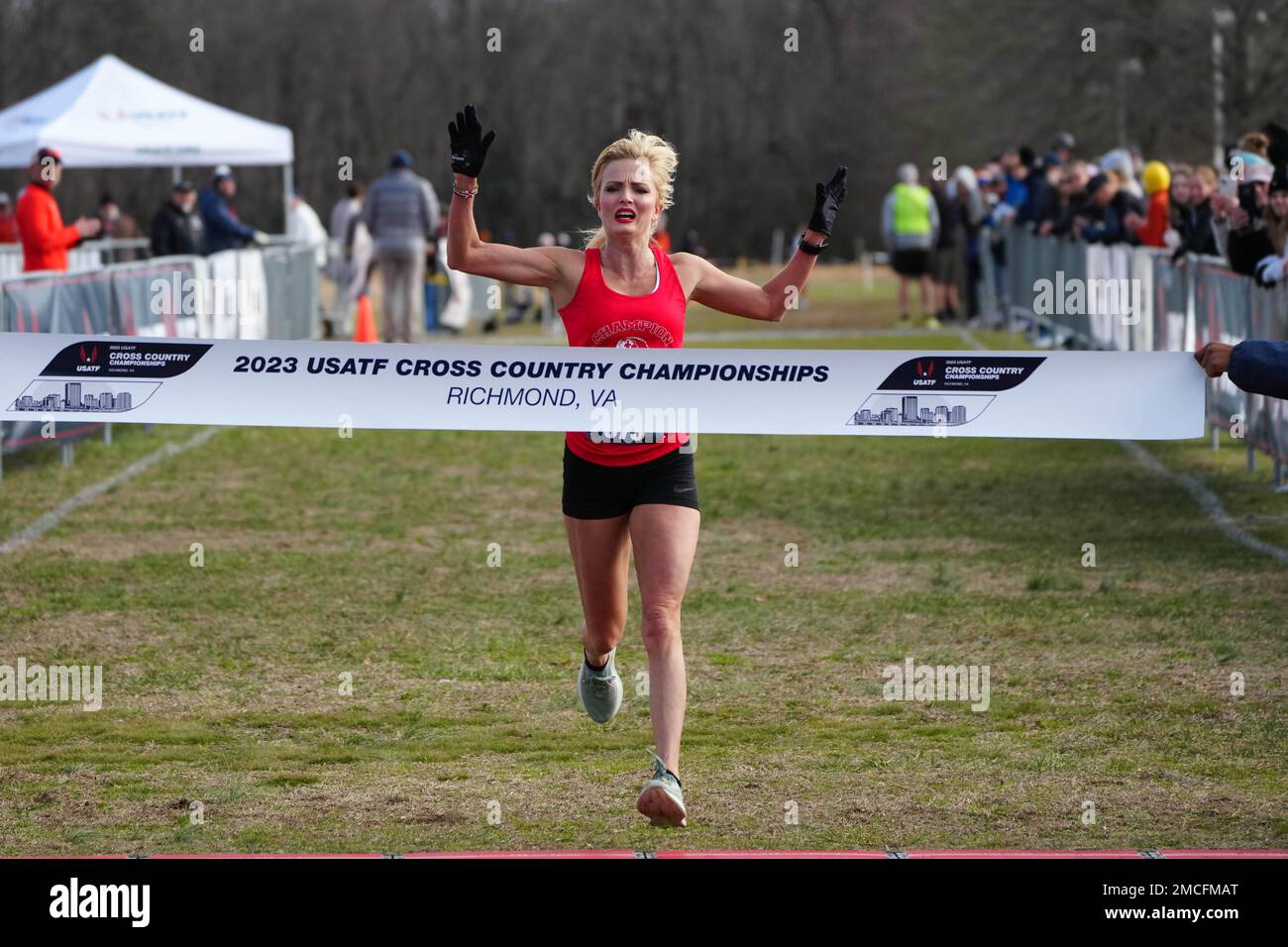 April Lund feiert nach dem Sieg des Masters Women's Race in 22:02,7, während der USA Cross Country Championships am Samstag, 21. Januar 2023, in Richmond, Virginia Stockfoto