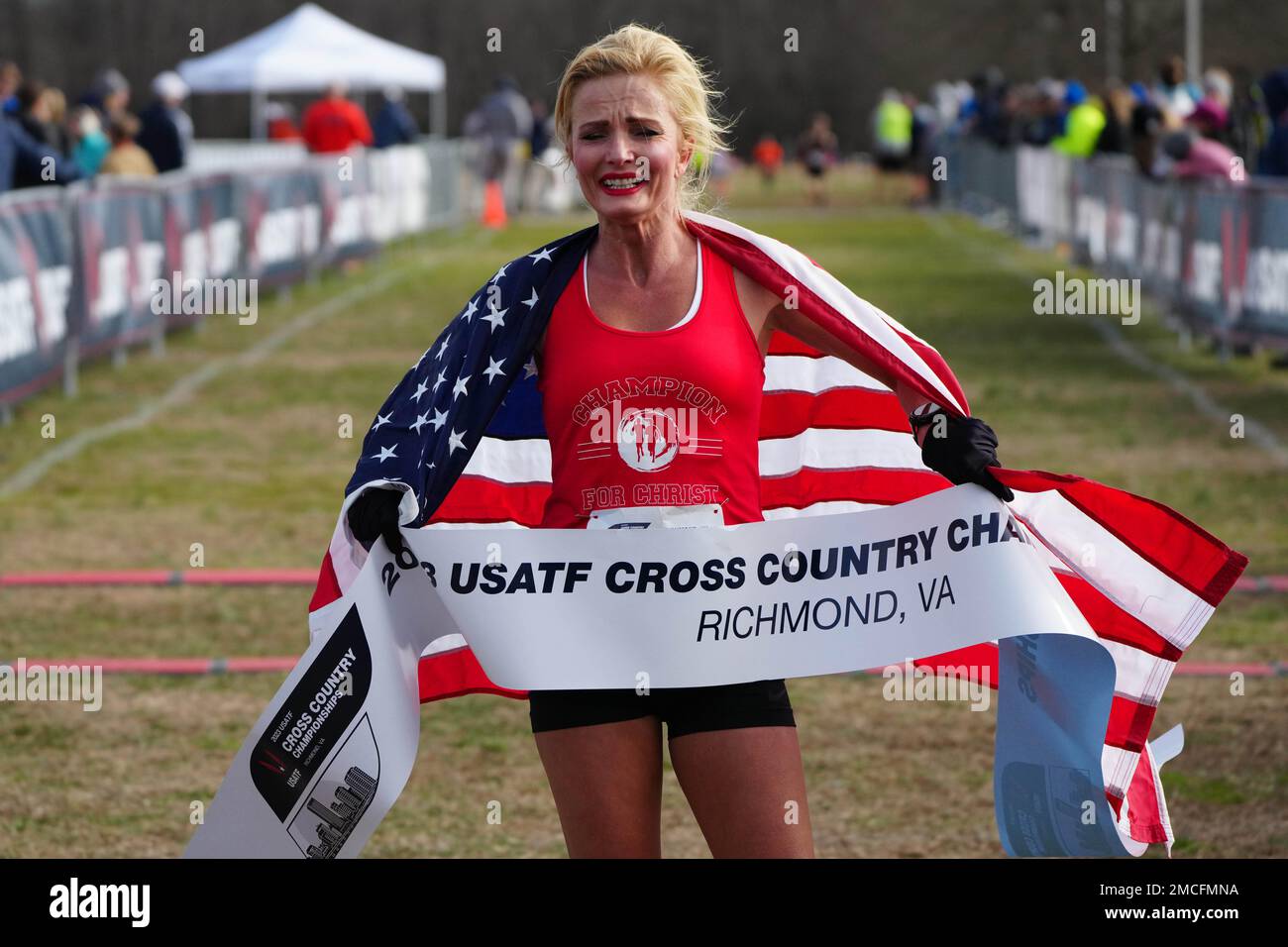 April Lund feiert nach dem Sieg des Masters Women's Race in 22:02,7, während der USA Cross Country Championships am Samstag, 21. Januar 2023, in Richmond, Virginia Stockfoto