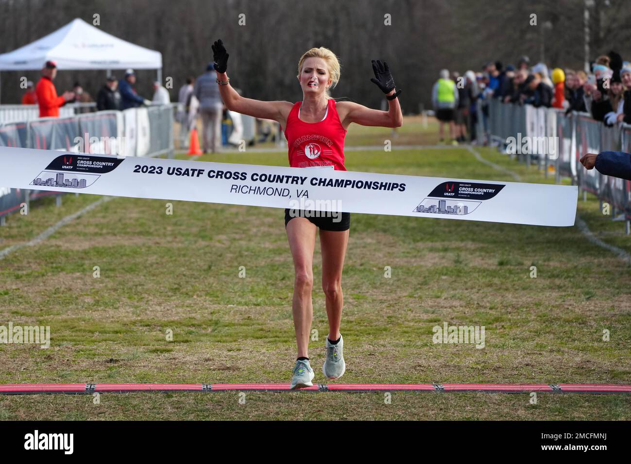 April Lund feiert nach dem Sieg des Masters Women's Race in 22:02,7, während der USA Cross Country Championships am Samstag, 21. Januar 2023, in Richmond, Virginia Stockfoto