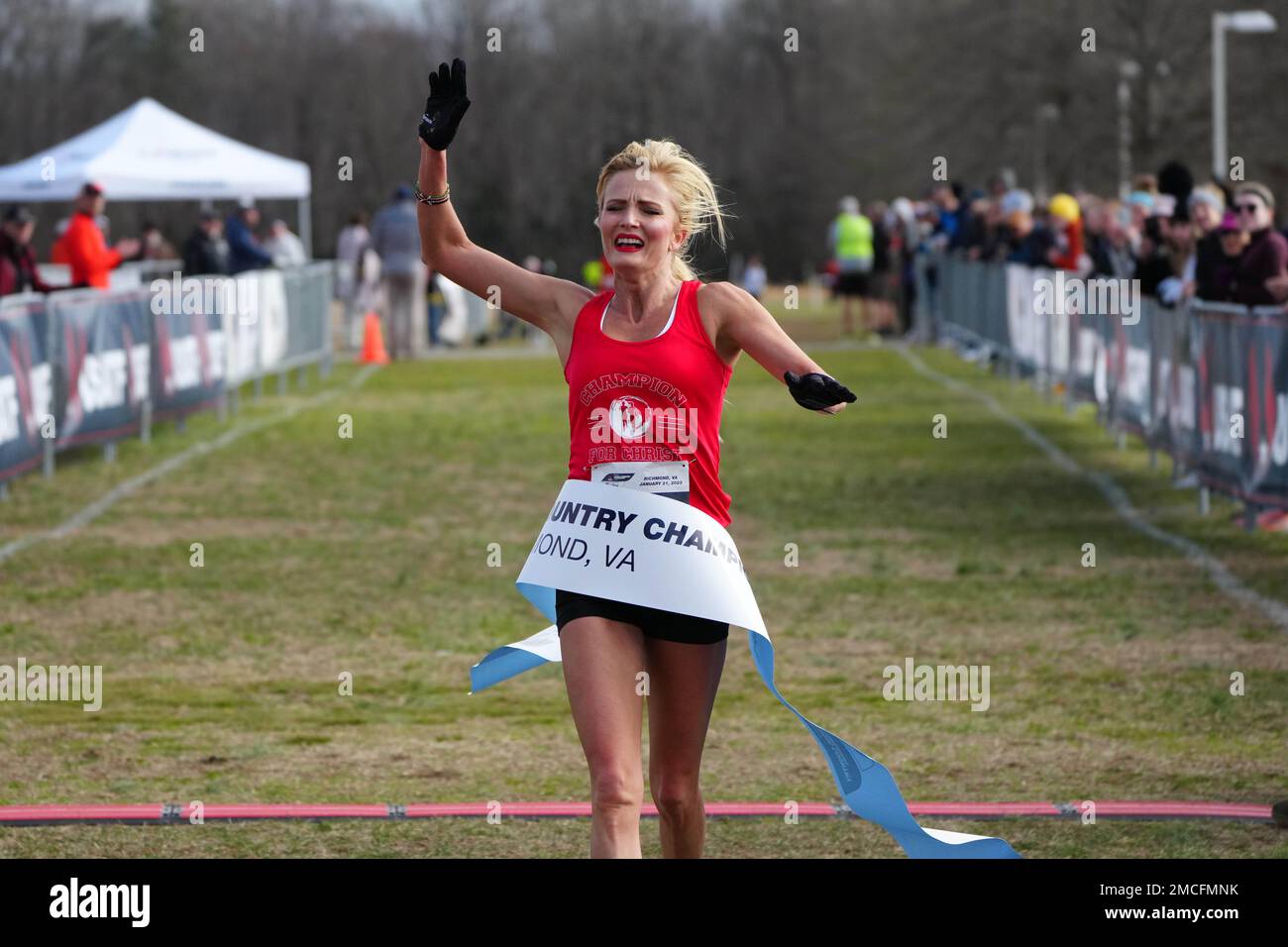 April Lund feiert nach dem Sieg des Masters Women's Race in 22:02,7, während der USA Cross Country Championships am Samstag, 21. Januar 2023, in Richmond, Virginia Stockfoto