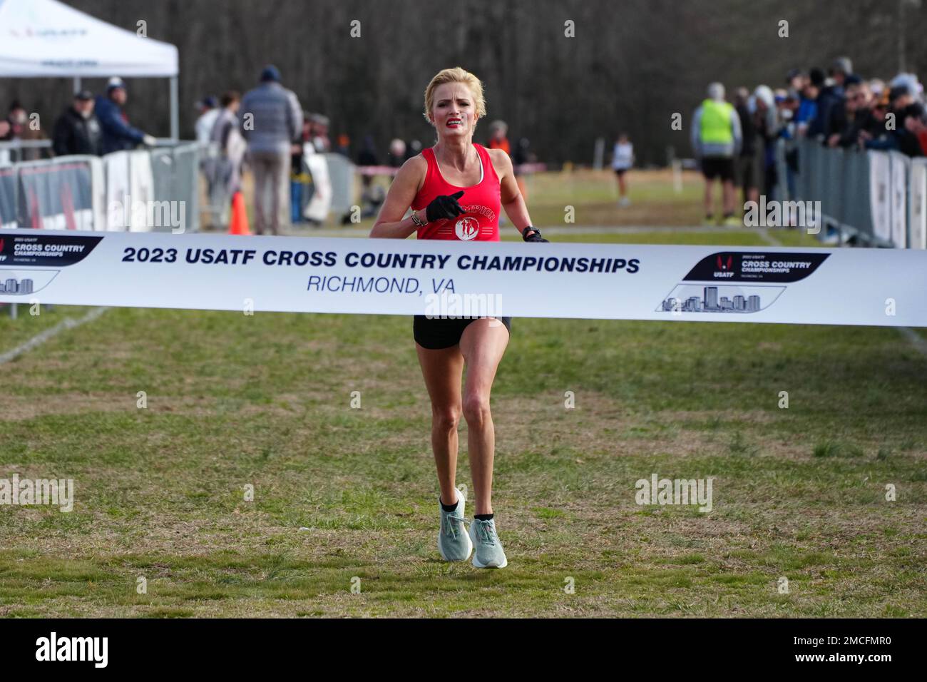 April Lund feiert nach dem Sieg des Masters Women's Race in 22:02,7, während der USA Cross Country Championships am Samstag, 21. Januar 2023, in Richmond, Virginia Stockfoto