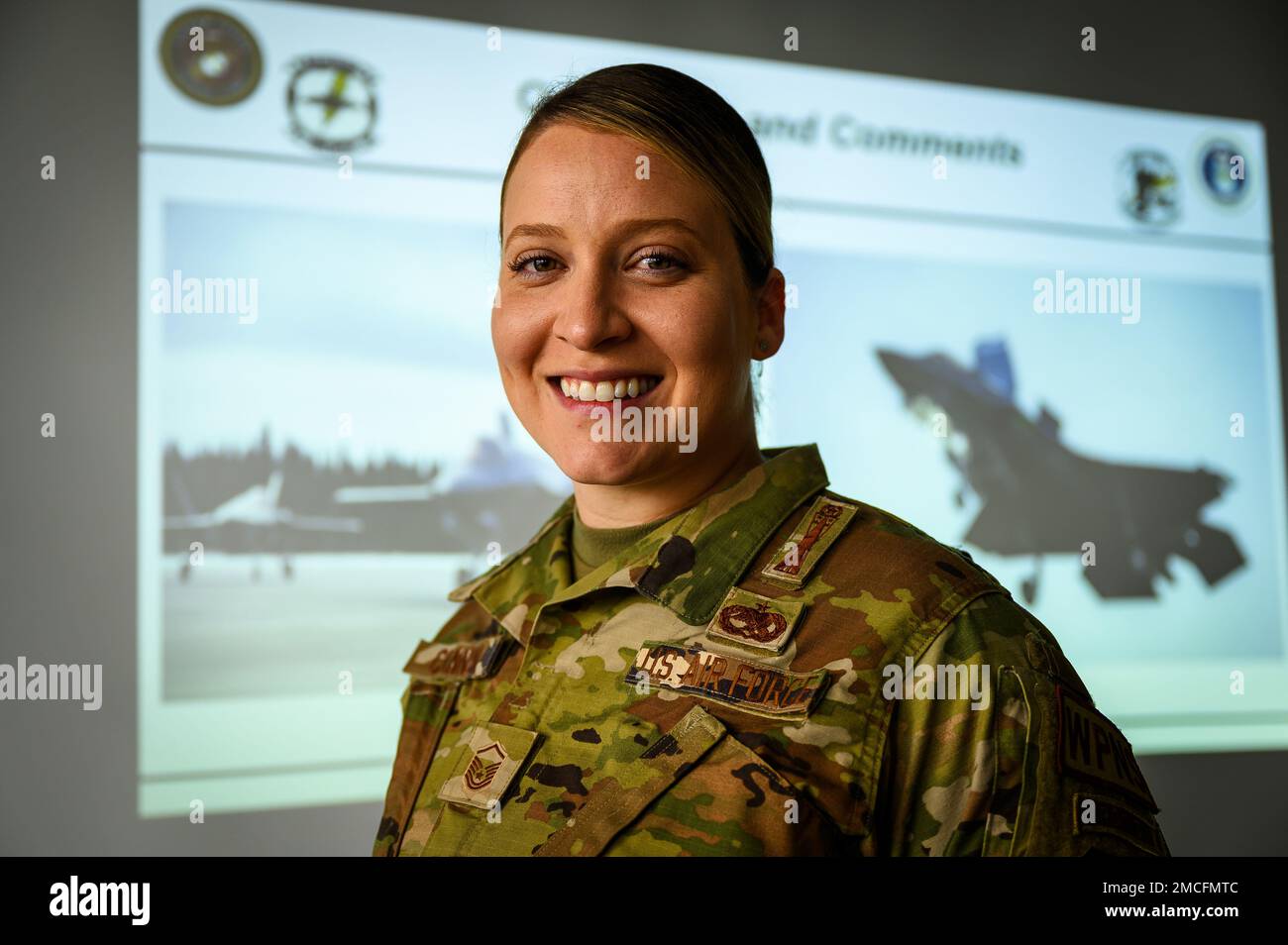 Amanda Cannon, Leiter der US-Luftwaffe, ein zuständiger Unteroffizier der 356th Expeditionary Fighter Squadron, posierte für ein Foto während des Trainings für Agile Combat Employment auf der Marine Corps Air Station Iwakuni, Japan, 30. Juni 2022. ACE nutzt die Interoperabilität zwischen gemeinsamen Kräften, um die strategische Initiative aufrechtzuerhalten, die tödliche, glaubwürdige Kampfmacht mit operativer Unvorhersehbarkeit darstellt, die letztlich im Konflikt gewinnen wird. 354th Air Expeditionary Wing, 356th Expeditionary Fighter Squadron, Agile Combat Employment, MCAS Iwakuni, VMFA-121, VMFA-242, Stockfoto