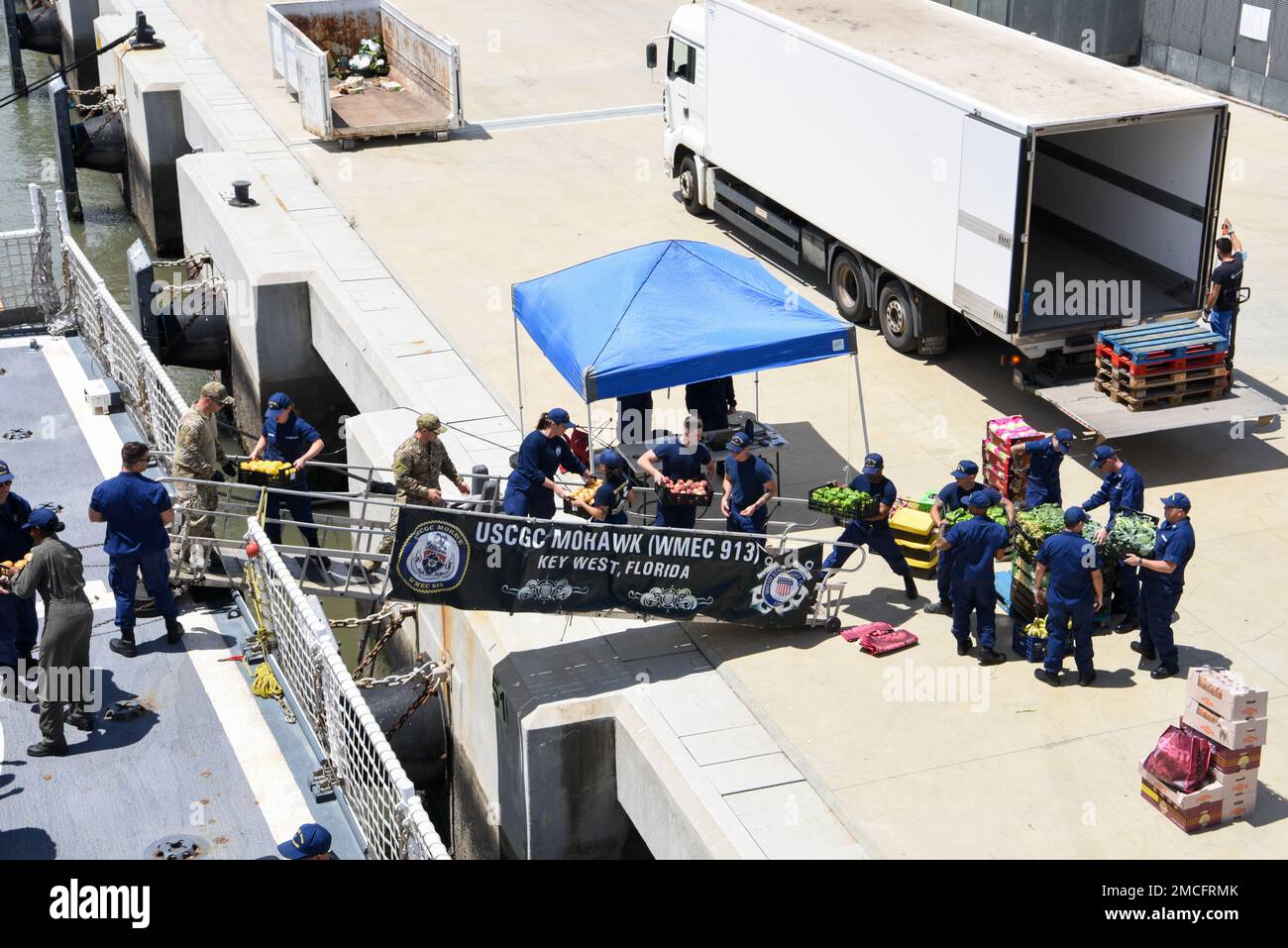 USA Das Personal der Küstenwache lädt am 30. Juni 2022 in Lissabon, Portugal, Speisen an Bord des berühmten mittelschweren Schneiders USCGC Mohawk (WMEC 913). USCGC Mohawk ist auf einem geplanten Einsatz in den USA Marinestreitkräfte Europa Einsatzgebiet, angestellt von den USA Sechste Flotte, die die Interessen der USA, Verbündeten und Partner verteidigt. Stockfoto