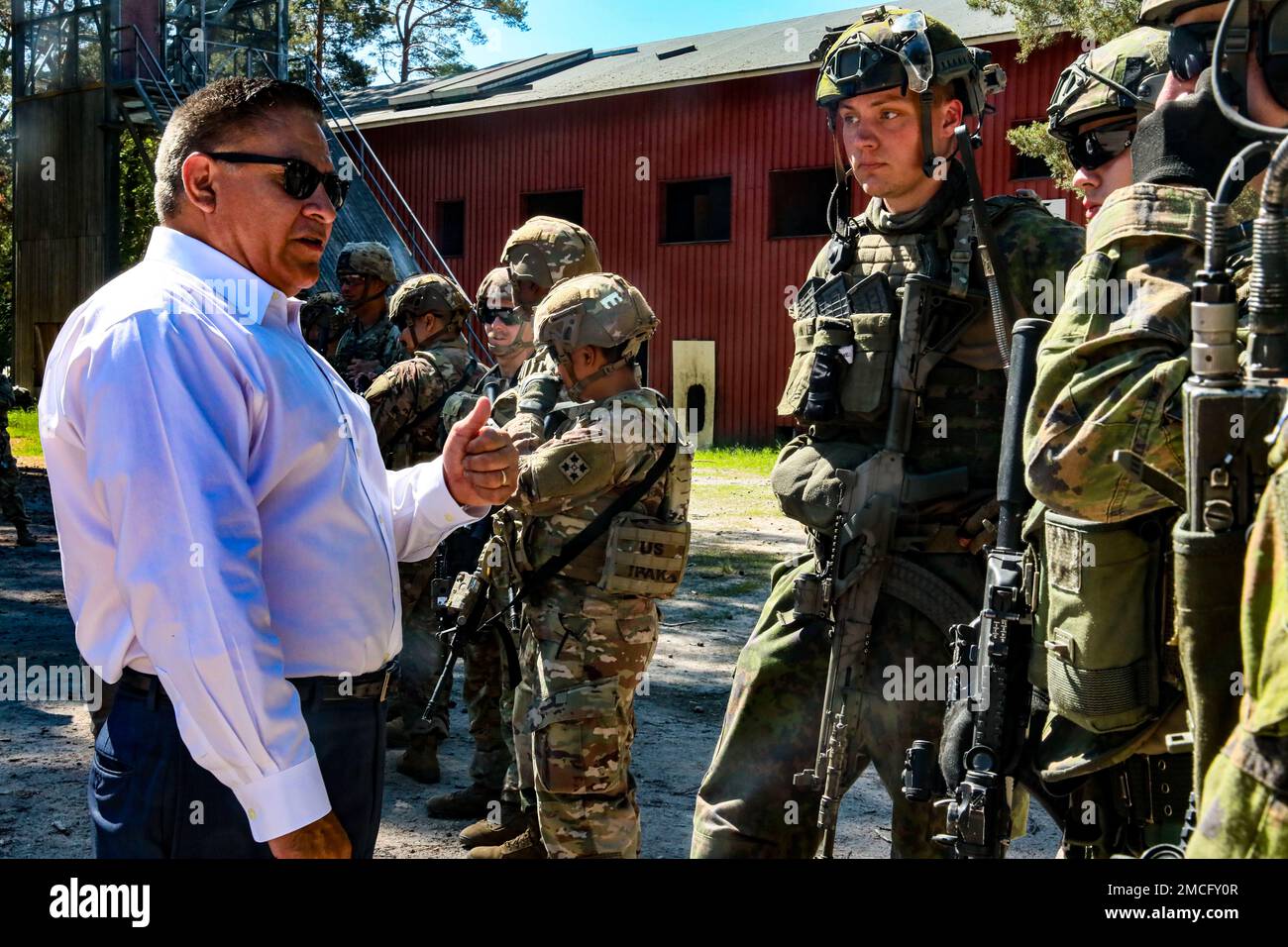 Finnische Soldaten, die dem Jäger-Regiment zugeteilt sind, treffen sich mit den USA Repräsentant Salud Carbajal in Santahamina, Finnland, 30. Juni 2022. Das 3. Brigaden-Kampfteam und das Garde-Jaeger-Regiment der finnischen Armee haben in Finnland trainiert, um die Beziehungen zu stärken und die Interoperabilität zwischen den beiden Nationen zu fördern. Stockfoto