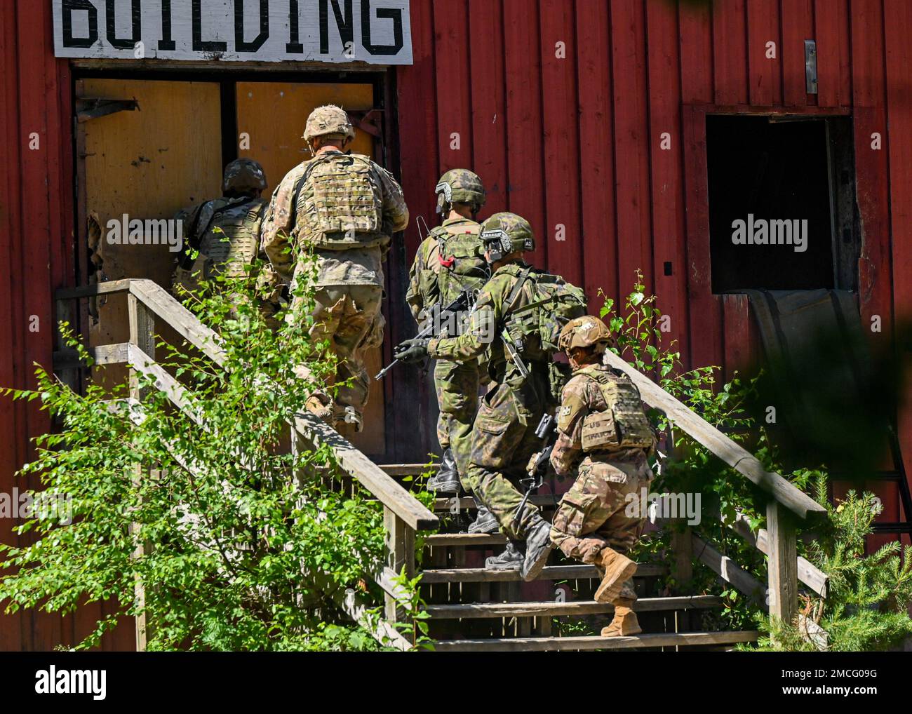 USA Soldaten, die dem 588. Brigadeingenieurbataillon, dem 3. Panzerbrigade-Kampfteam, der 4. Infanteriedivision und finnischen Soldaten des Jäger-Regiments zugeteilt wurden, durchbrachen während des Trainings in Santahamina, Finnland, am 30. Juni 2022 eine Tür. Das 3. Panzerbrigade-Kampfteam, die 4. Infanterie-Division und das Garde-Jaeger-Regiment der finnischen Armee trainierten in Finnland, um die Beziehungen zwischen den beiden Nationen zu stärken und die Interoperabilität zwischen ihnen zu fördern. Stockfoto