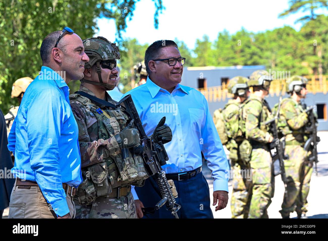 Von links, USA Rep. Jimmy Panetta, USA Randy Núñez vom 588. Brigadeingenieurbataillon, dem 3. Panzerbrigade-Kampfteam, der 4. Infanteriedivision und den USA Rep. Salud Carbajal, posieren Sie für ein Foto nach einer multinationalen Ausbildungsdemonstration in Santahamina, Finnland, 30. Juni 2022. Das 3. Panzerbrigade-Kampfteam, die 4. Infanterie-Division und das Garde-Jaeger-Regiment der finnischen Armee trainierten in Finnland, um die Beziehungen zwischen den beiden Nationen zu stärken und die Interoperabilität zwischen ihnen zu fördern. Stockfoto