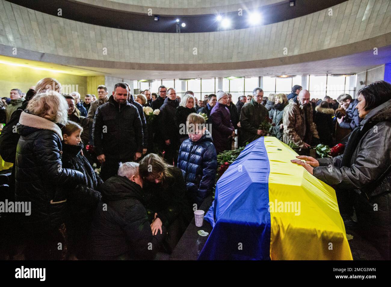 Kiew, Ukraine. 21. Januar 2023. Angehörige trauern in der Nähe des Sarges während einer Gedenkfeier für den ukrainischen Innenminister Denys Monastyrskyi, seinen Stellvertreter und Beamte, die beim Hubschrauberabsturz in Brovary bei Kiew starben. Kredit: SOPA Images Limited/Alamy Live News Stockfoto