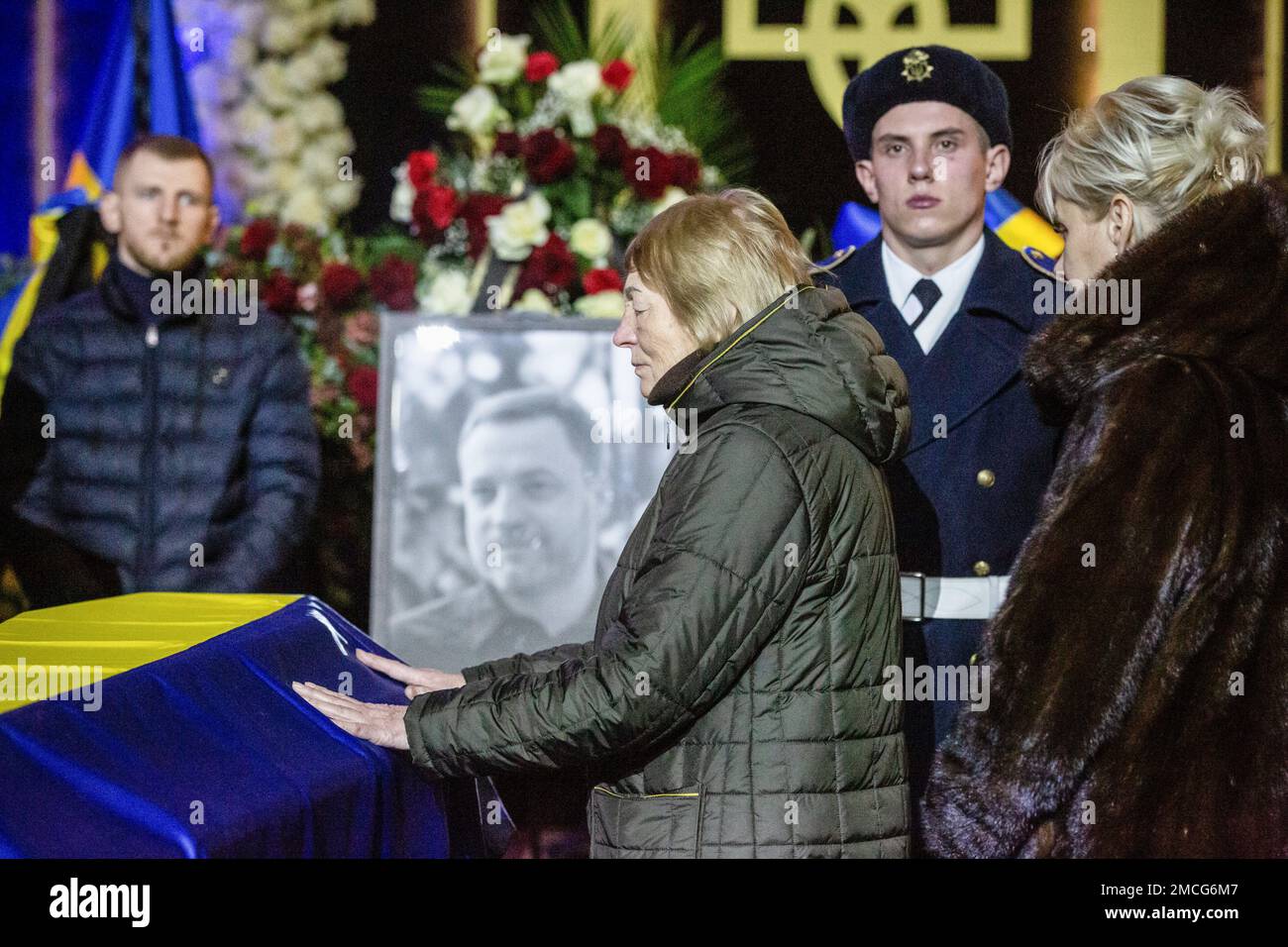 Kiew, Ukraine. 21. Januar 2023. Mutter trauert in der Nähe des Sarges während einer Gedenkfeier für den ukrainischen Innenminister Denys Monastyrskyi, seinen Stellvertreter und Beamte, die beim Hubschrauberabsturz in Brovary bei Kiew starben. (Foto: James McGill/SOPA Images/Sipa USA) Guthaben: SIPA USA/Alamy Live News Stockfoto