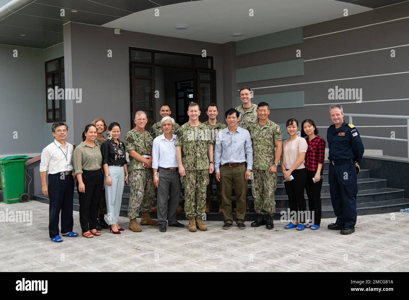 TUY HOA, Vietnam (29. Juni 2022) – Konteradmiral Mark Melson, Commander, Task Force 73 (CTF 73), Center, Pacific Partnership Leadership und Phu Yen Provincial Center for Disease Control Repräsentanten posieren während der Pacific Partnership 2022 für ein Foto. Die Pazifikpartnerschaft ist die größte multinationale Mission zur Vorbereitung auf humanitäre Hilfe und Katastrophenhilfe, die jährlich im Indo-Pazifik durchgeführt wird. Sie ist seit 17. Jahren Teil der Partnerschaft. Stockfoto