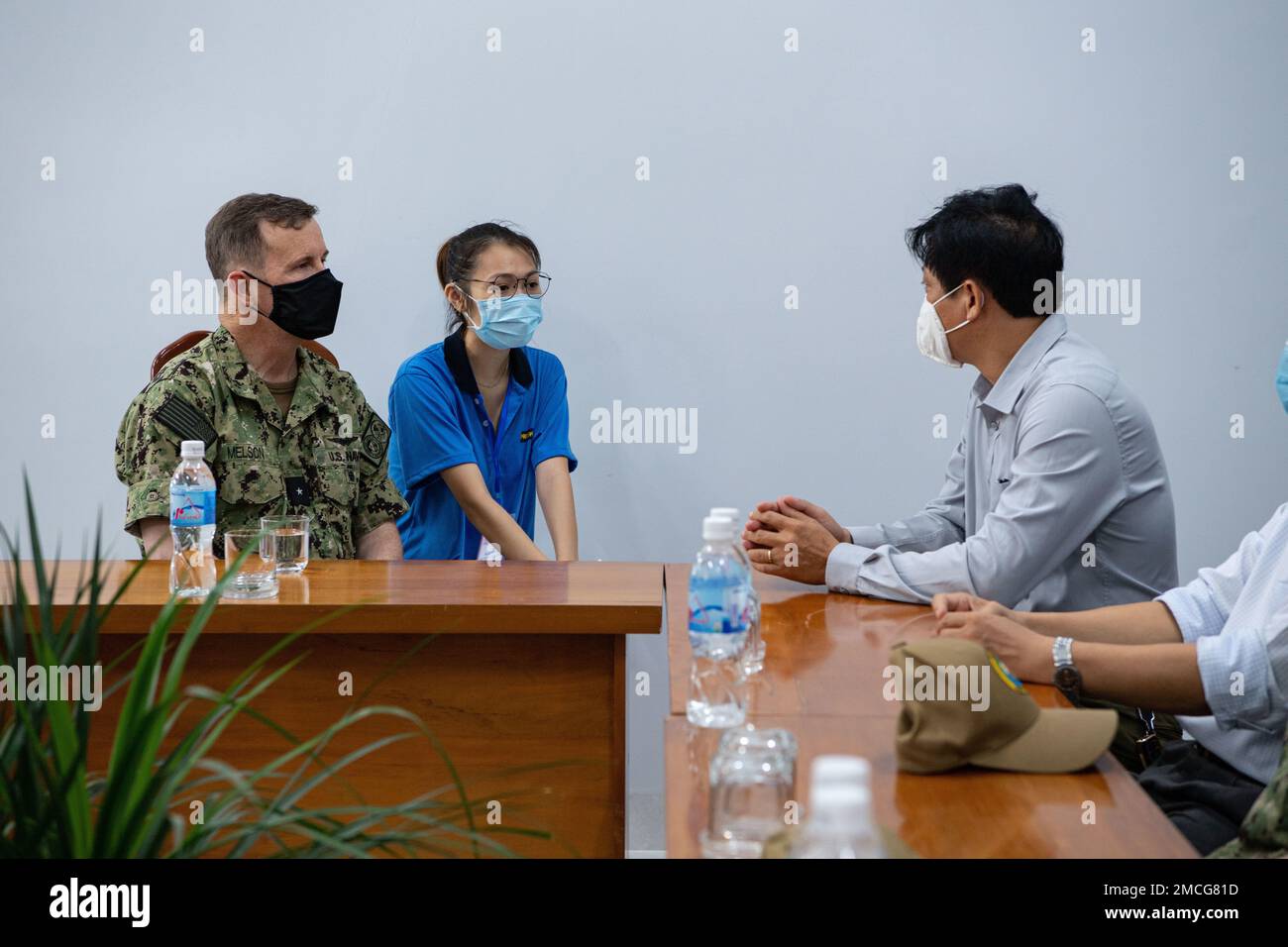TUY HOA, Vietnam (29. Juni 2022) – Konteradmiral Mark Melson, Commander, Task Force 73 (CTF 73), spricht mit dem Direktor des Phu Yen Provincial Center for Disease Control während einer Führung durch das Zentrum zur Unterstützung der Pacific Partnership 2022. Die Pazifikpartnerschaft ist die größte multinationale Mission zur Vorbereitung auf humanitäre Hilfe und Katastrophenhilfe, die jährlich im Indo-Pazifik durchgeführt wird. Sie ist seit 17. Jahren Teil der Partnerschaft. Stockfoto