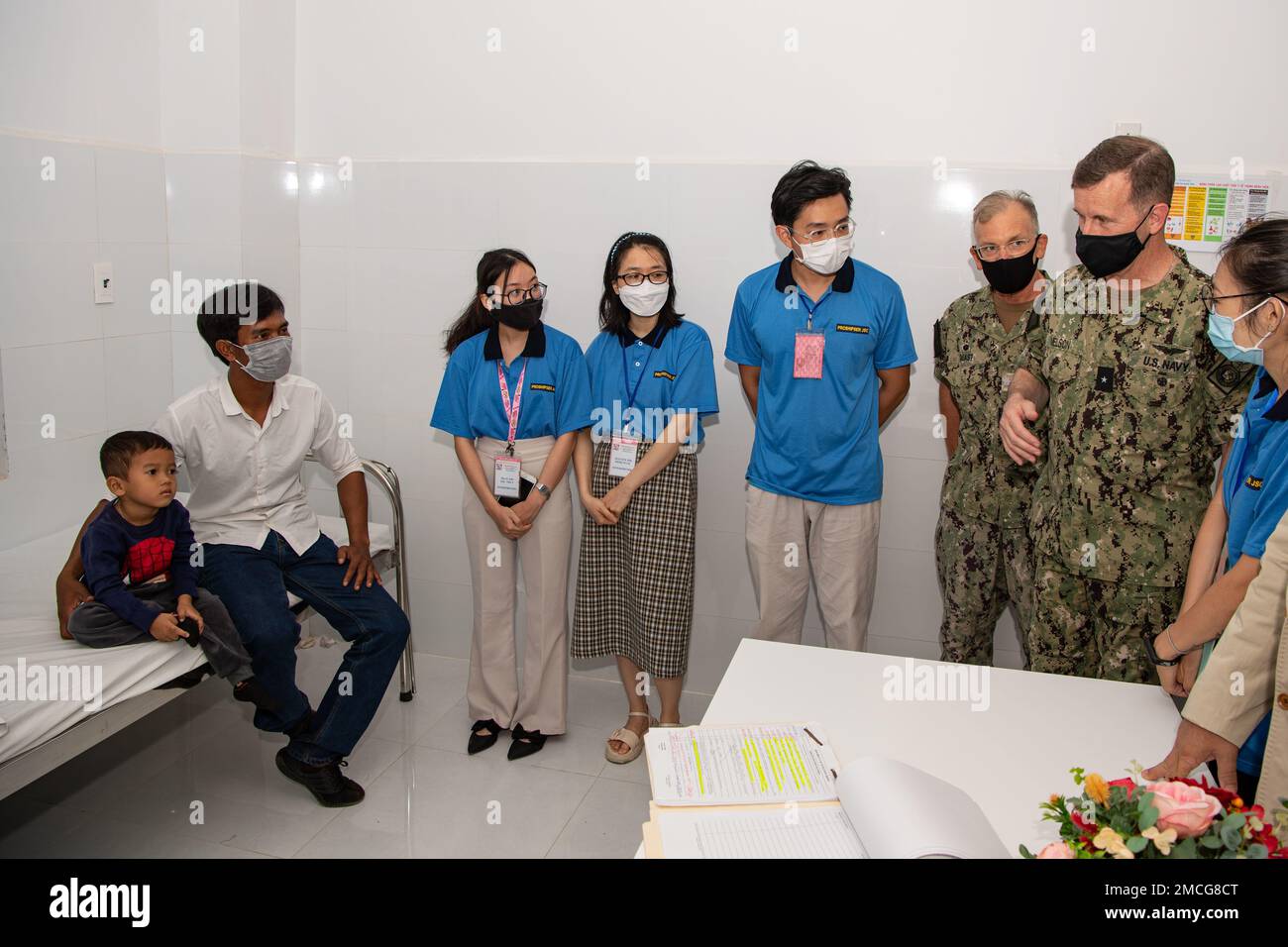 TUY HOA, Vietnam (29. Juni 2022) – Rear ADM. Mark Melson, Commander, Task Force 73 (CTF 73), spricht mit Patienten im Phu Yen General Hospital während einer Führung durch das vietnamesische Krankenhaus zur Unterstützung der Pacific Partnership 2022. Die Pazifikpartnerschaft ist die größte multinationale Mission zur Vorbereitung auf humanitäre Hilfe und Katastrophenhilfe, die jährlich im Indo-Pazifik durchgeführt wird. Sie ist seit 17. Jahren Teil der Partnerschaft. Stockfoto
