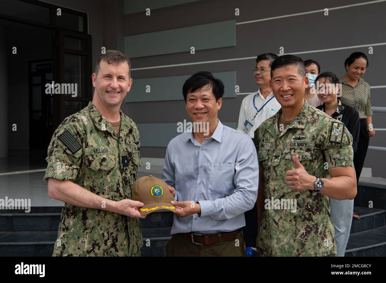 TUY HOA, Vietnam (29. Juni 2022) – Konteradmiral Mark Melson, Commander, Task Force 73 (CTF 73), Left, und Captain Hank Kim, Befehlshaber der Mission Pacific Partnership 2022 (PP22), posieren mit dem Direktor der CDC der Provinz Phu Yen für ein Foto während der Pacific Partnership 2022. Die Pazifikpartnerschaft ist die größte multinationale Mission zur Vorbereitung auf humanitäre Hilfe und Katastrophenhilfe, die jährlich im Indo-Pazifik durchgeführt wird. Sie ist seit 17. Jahren Teil der Partnerschaft. Stockfoto