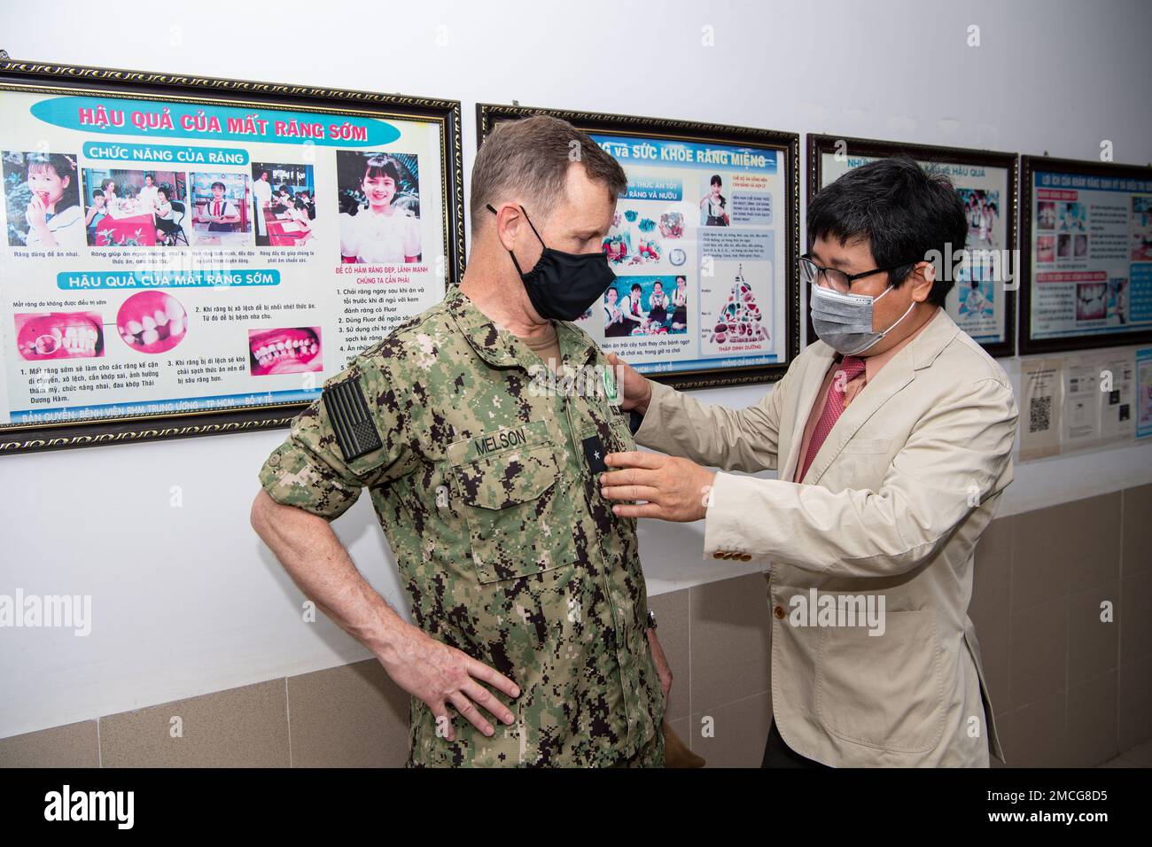 TUY HOA, Vietnam (29. Juni 2022) – Rear ADM. Mark Melson, Commander, Task Force 73 (CTF 73), erhält eine PIN vom Direktor des Phu Yen General Hospital während einer Tour während der Pacific Partnership 2022. Die Pazifikpartnerschaft ist die größte multinationale Mission zur Vorbereitung auf humanitäre Hilfe und Katastrophenhilfe, die jährlich im Indo-Pazifik durchgeführt wird. Sie ist seit 17. Jahren Teil der Partnerschaft. Stockfoto