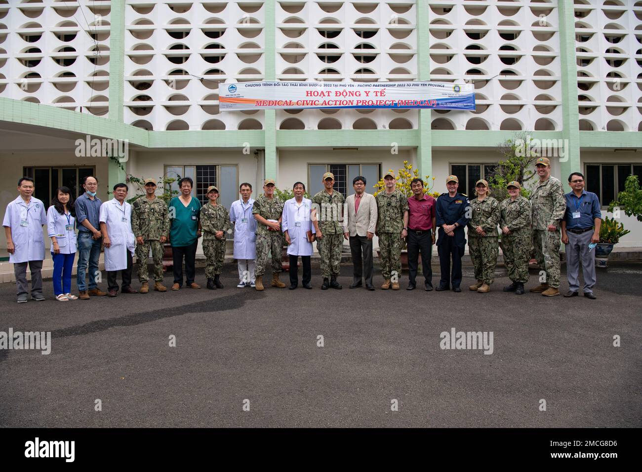 TUY HOA, Vietnam (29. Juni 2022) – Konteradmiral Mark Melson, Commander, Task Force 73 (CTF 73), siebter von rechts, Pacific Partnership Leadership und Phu Yen General Hospital Leadership posieren für ein Gruppenfoto während der Pacific Partnership 2022. Die Pazifikpartnerschaft ist die größte multinationale Mission zur Vorbereitung auf humanitäre Hilfe und Katastrophenhilfe, die jährlich im Indo-Pazifik durchgeführt wird. Sie ist seit 17. Jahren Teil der Partnerschaft. Stockfoto