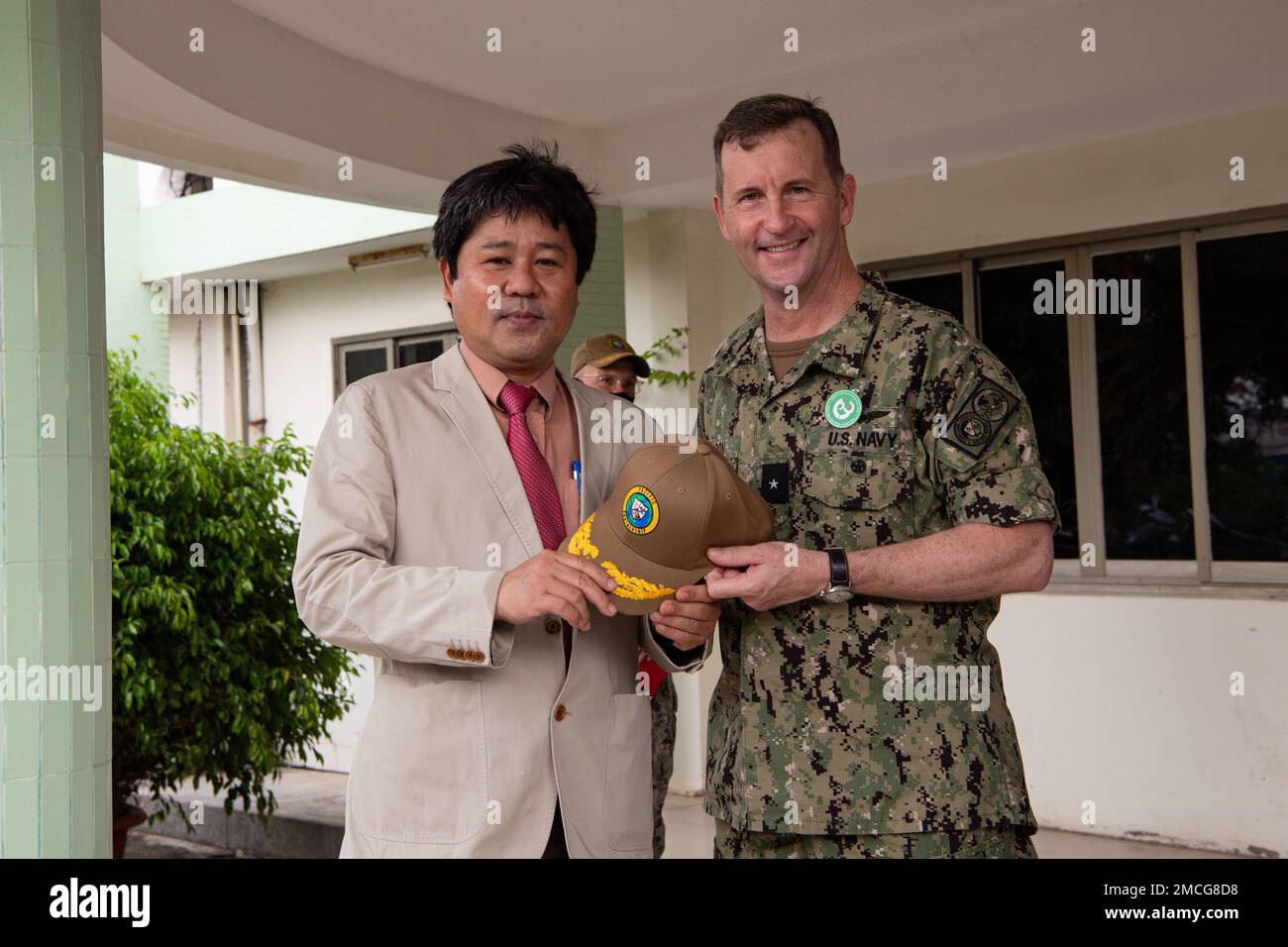 TUY HOA, Vietnam (29. Juni 2022) – Rear ADM Mark Melson, Commander, Task Force 73 (CTF 73), präsentiert dem Direktor des Phu Yen General Hospital während der Pacific Partnership 2022 eine Ballkappe der Pacific Partnership. Die Pazifikpartnerschaft ist die größte multinationale Mission zur Vorbereitung auf humanitäre Hilfe und Katastrophenhilfe, die jährlich im Indo-Pazifik durchgeführt wird. Sie ist seit 17. Jahren Teil der Partnerschaft. Stockfoto